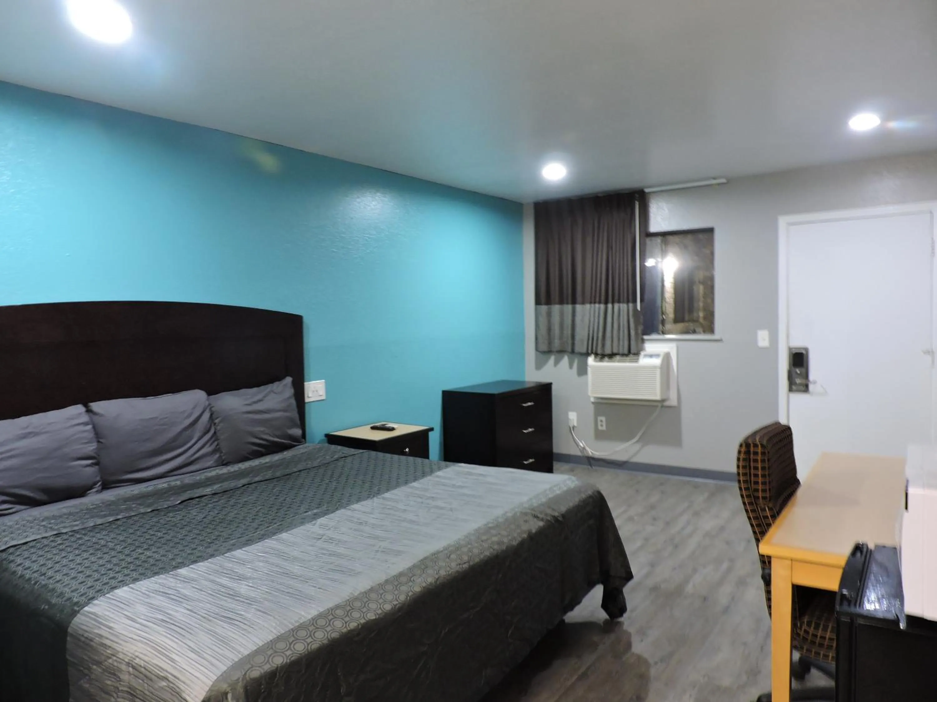 Bed in Coachman's Inn & Suites