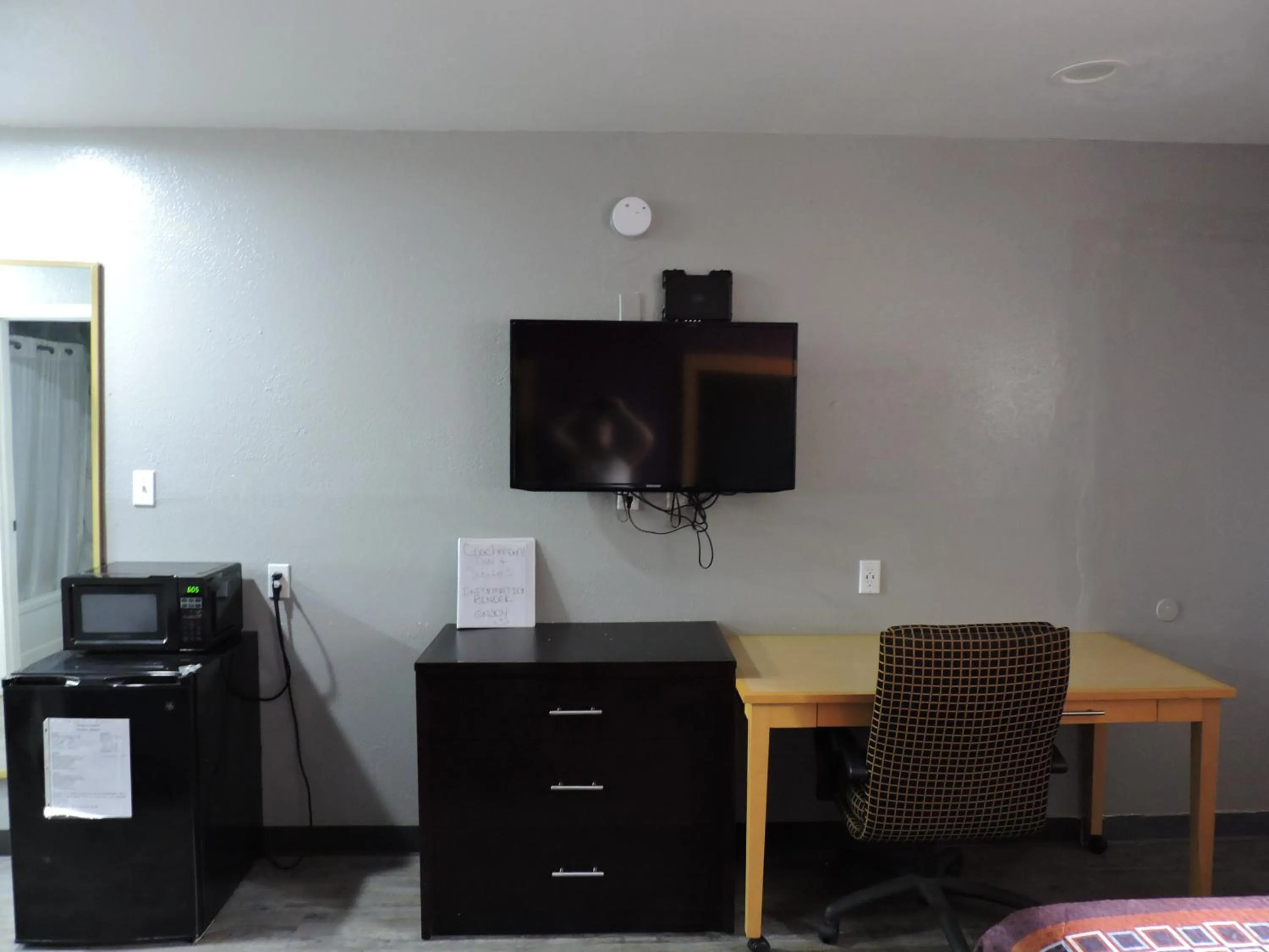 TV and multimedia in Coachman's Inn & Suites