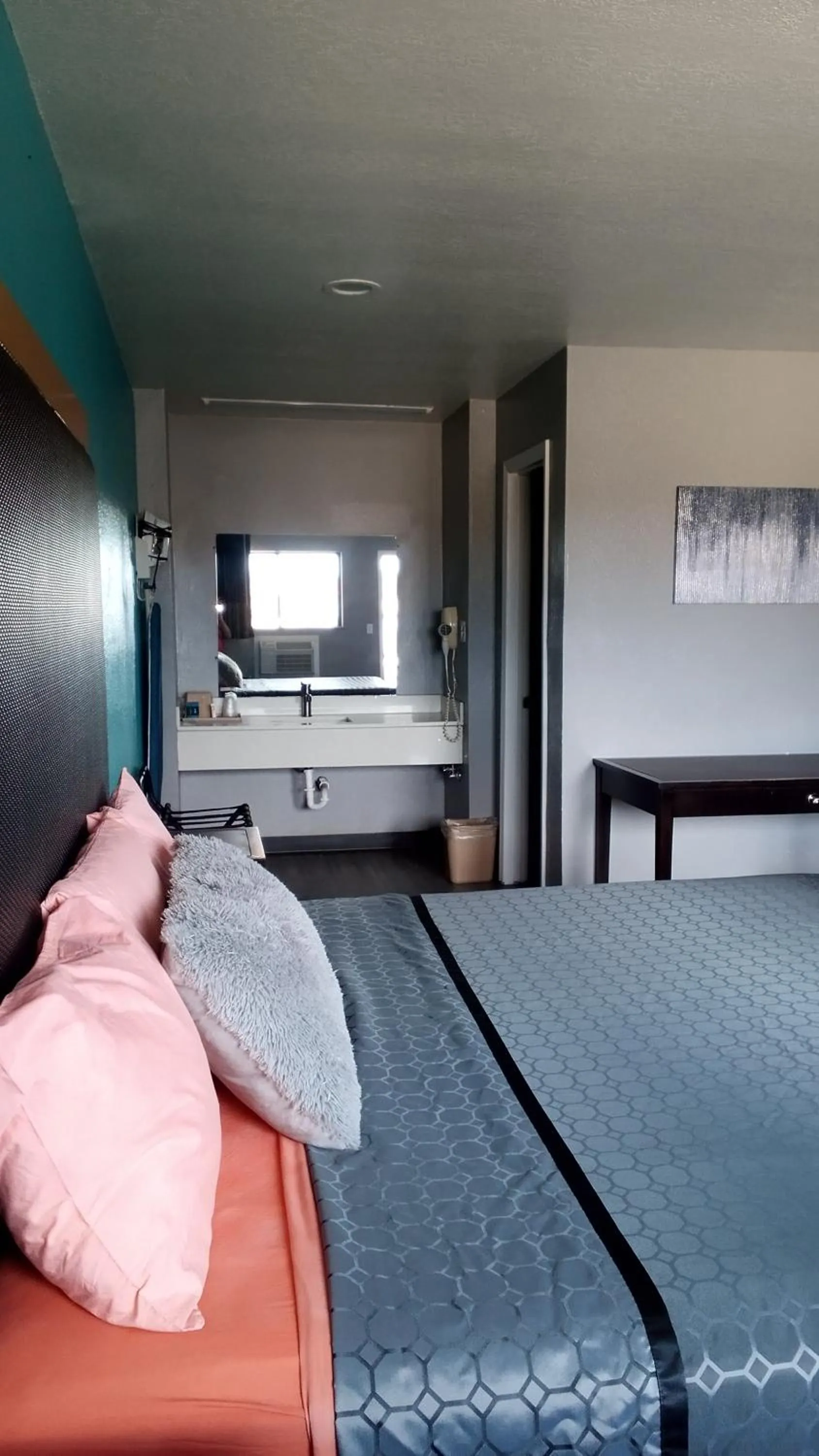 Property building, Bed in Coachman's Inn & Suites