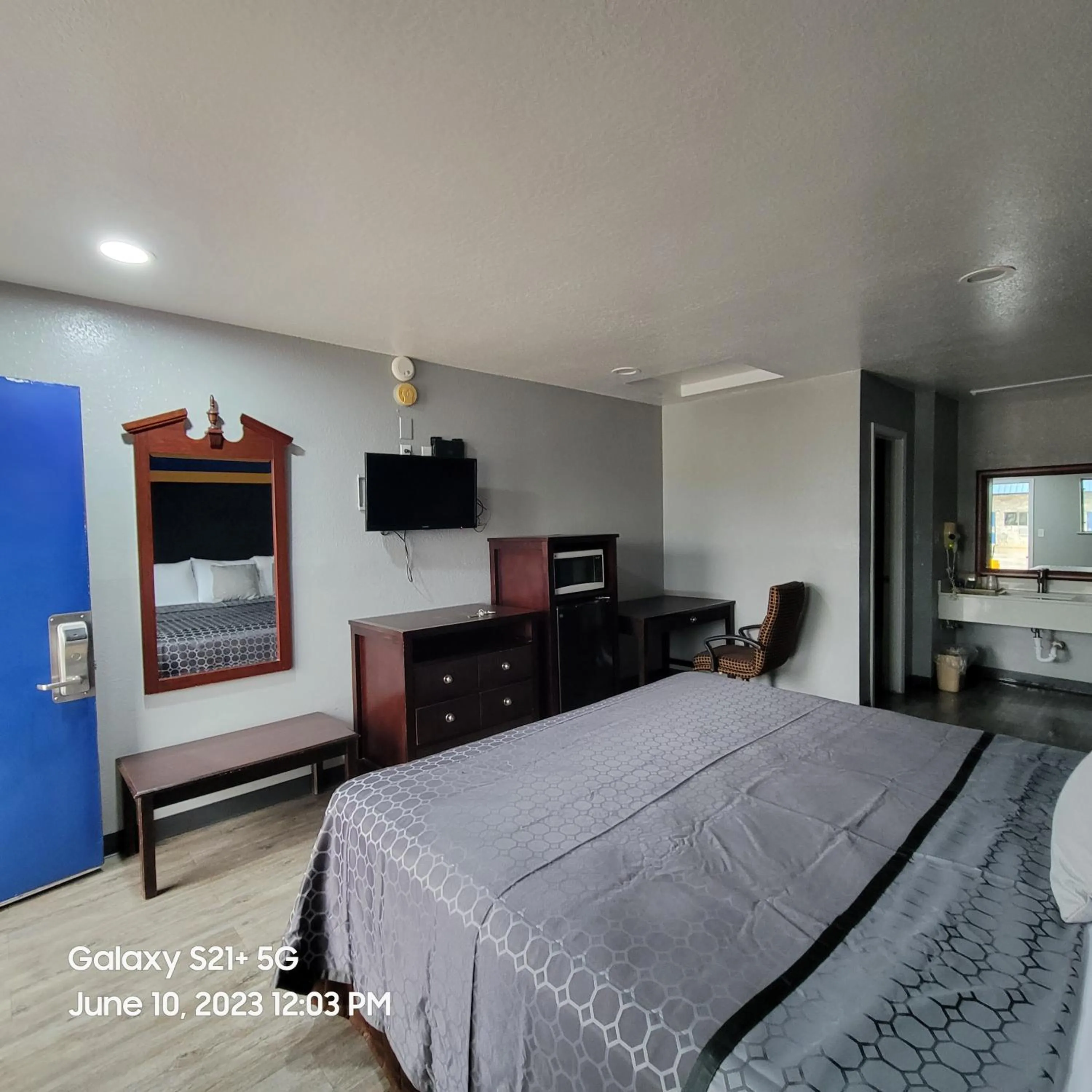 Photo of the whole room, Bed in Coachman's Inn & Suites