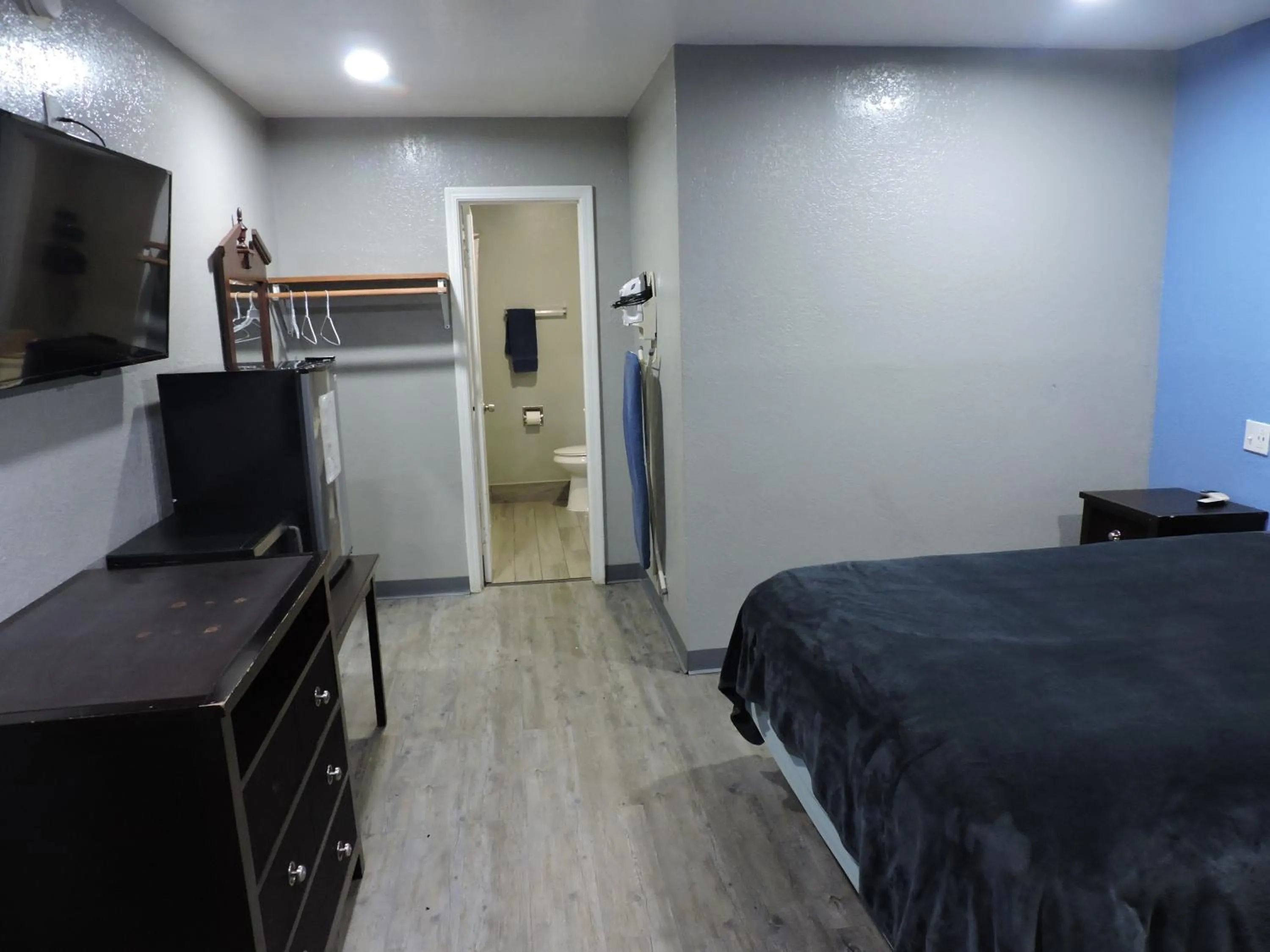 Bed in Coachman's Inn & Suites