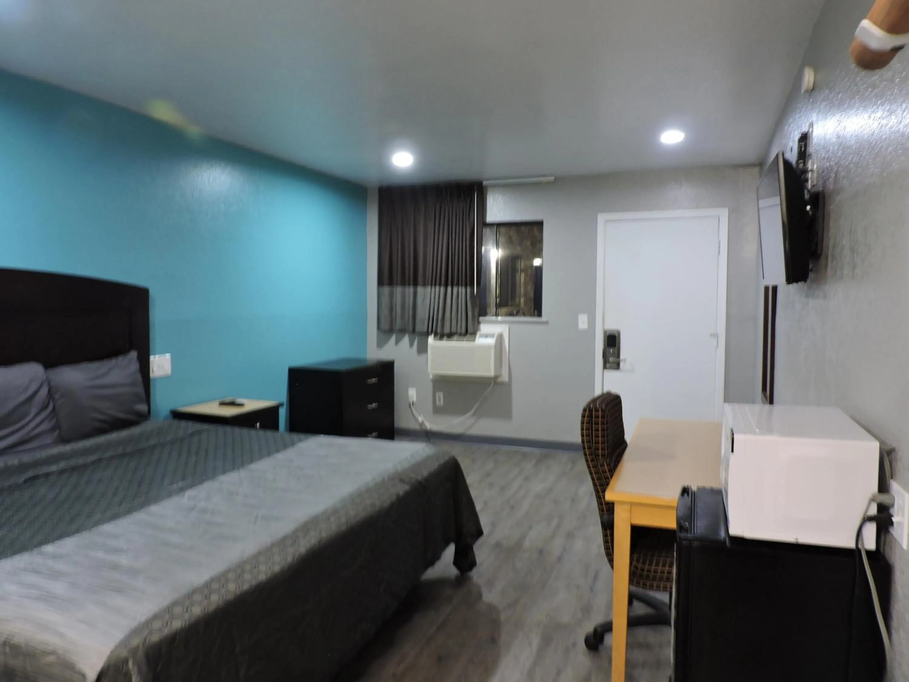 Bed in Coachman's Inn & Suites