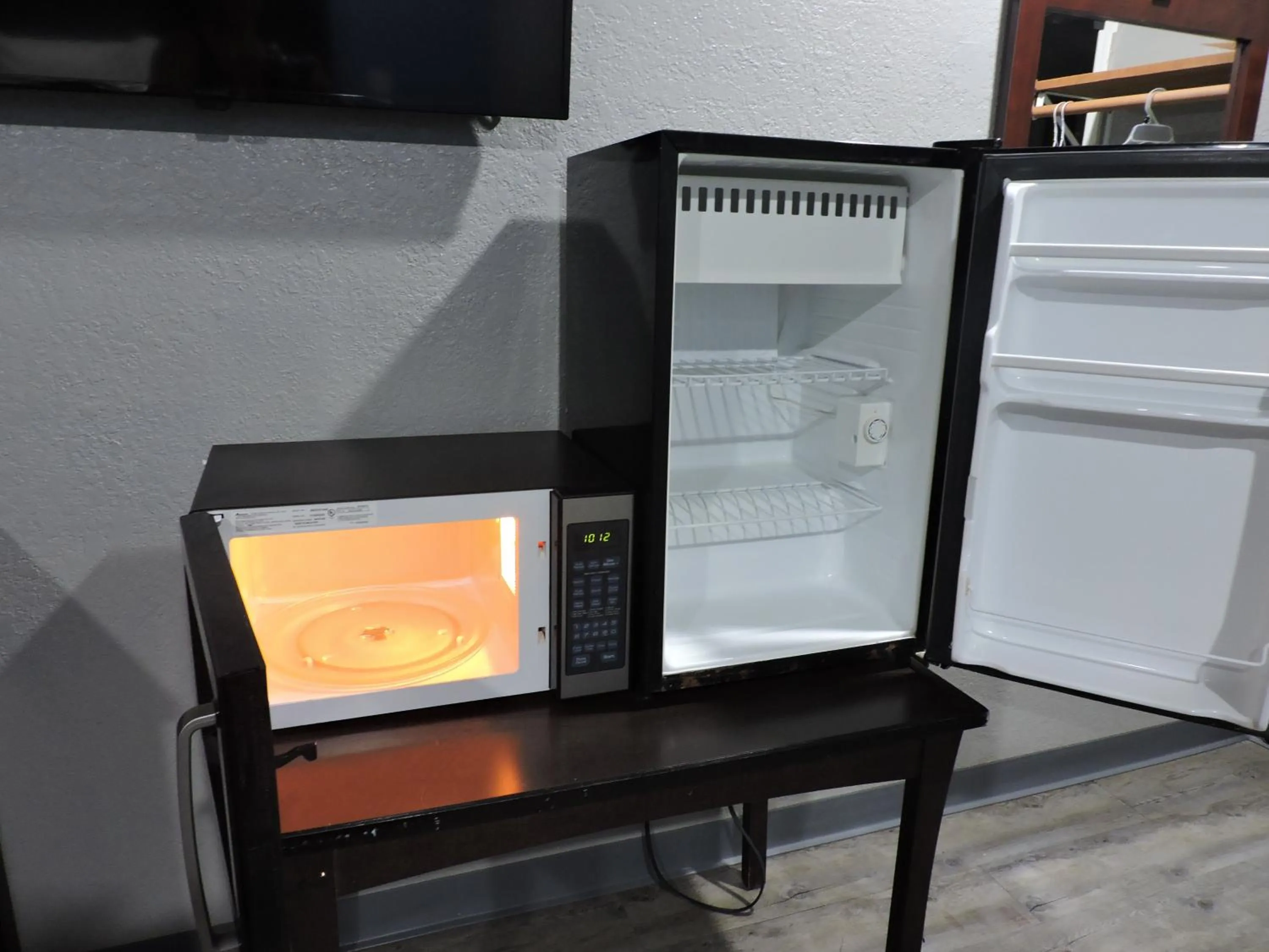 Inner courtyard view in Coachman's Inn & Suites