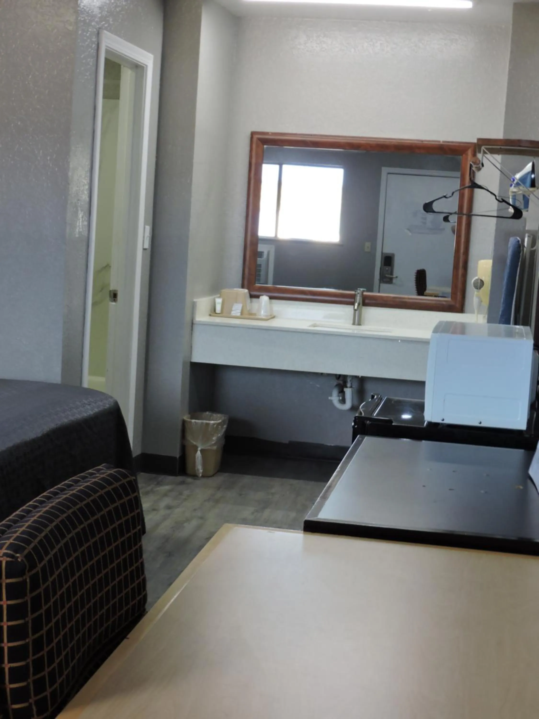 microwave in Coachman's Inn & Suites