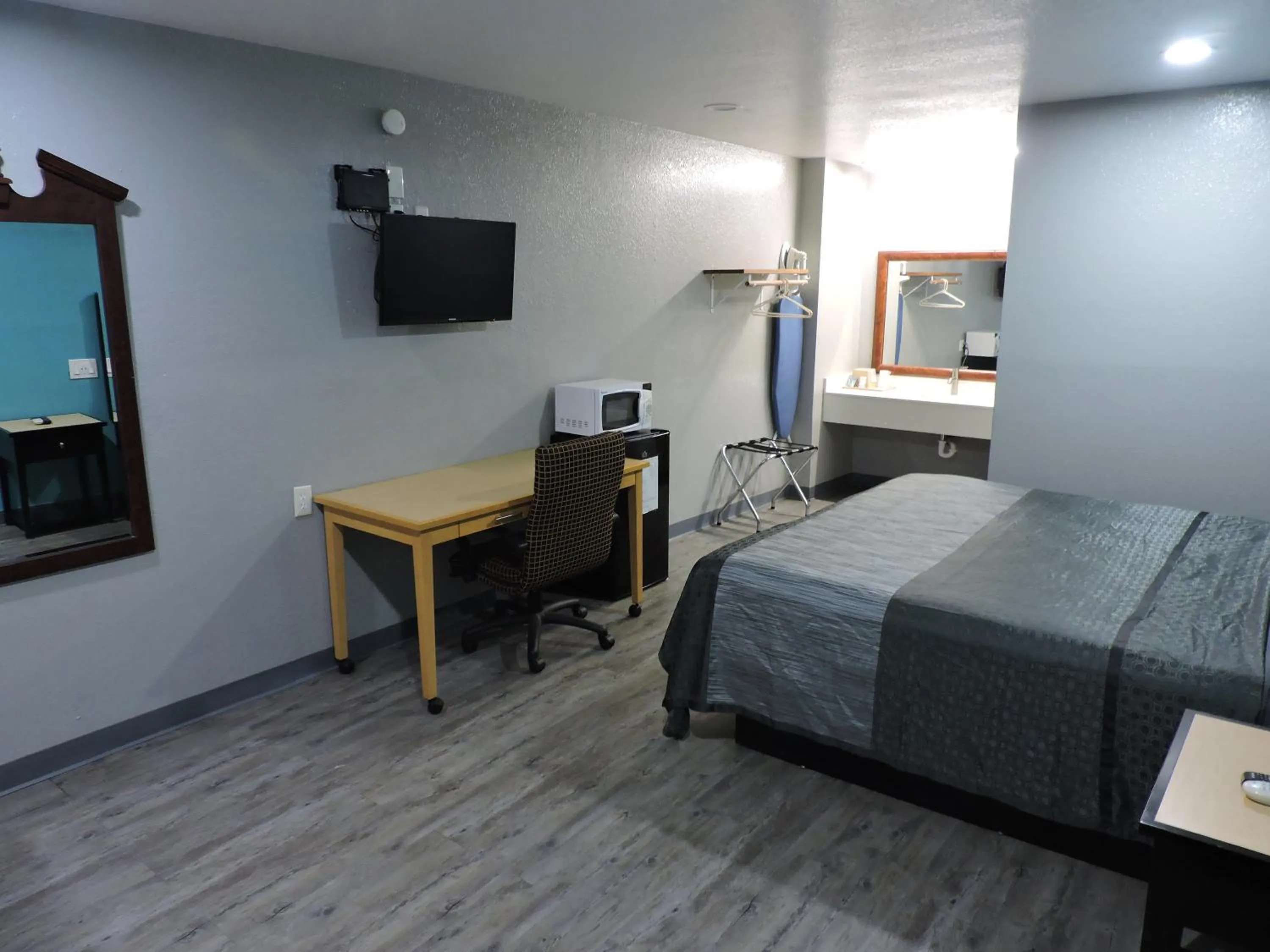TV and multimedia, Bed in Coachman's Inn & Suites