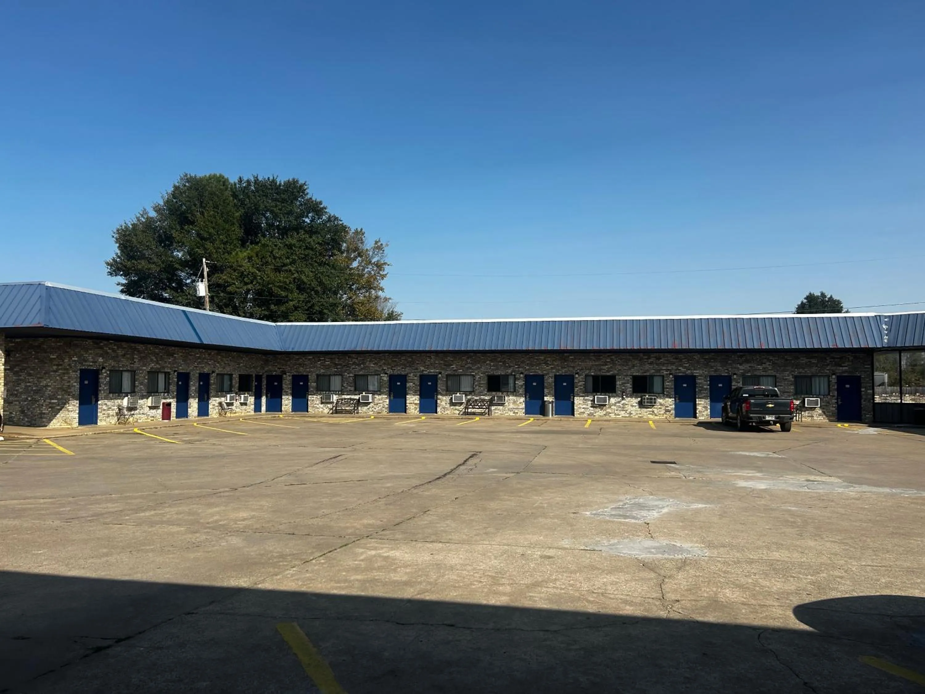 Inner courtyard view in Coachman's Inn & Suites