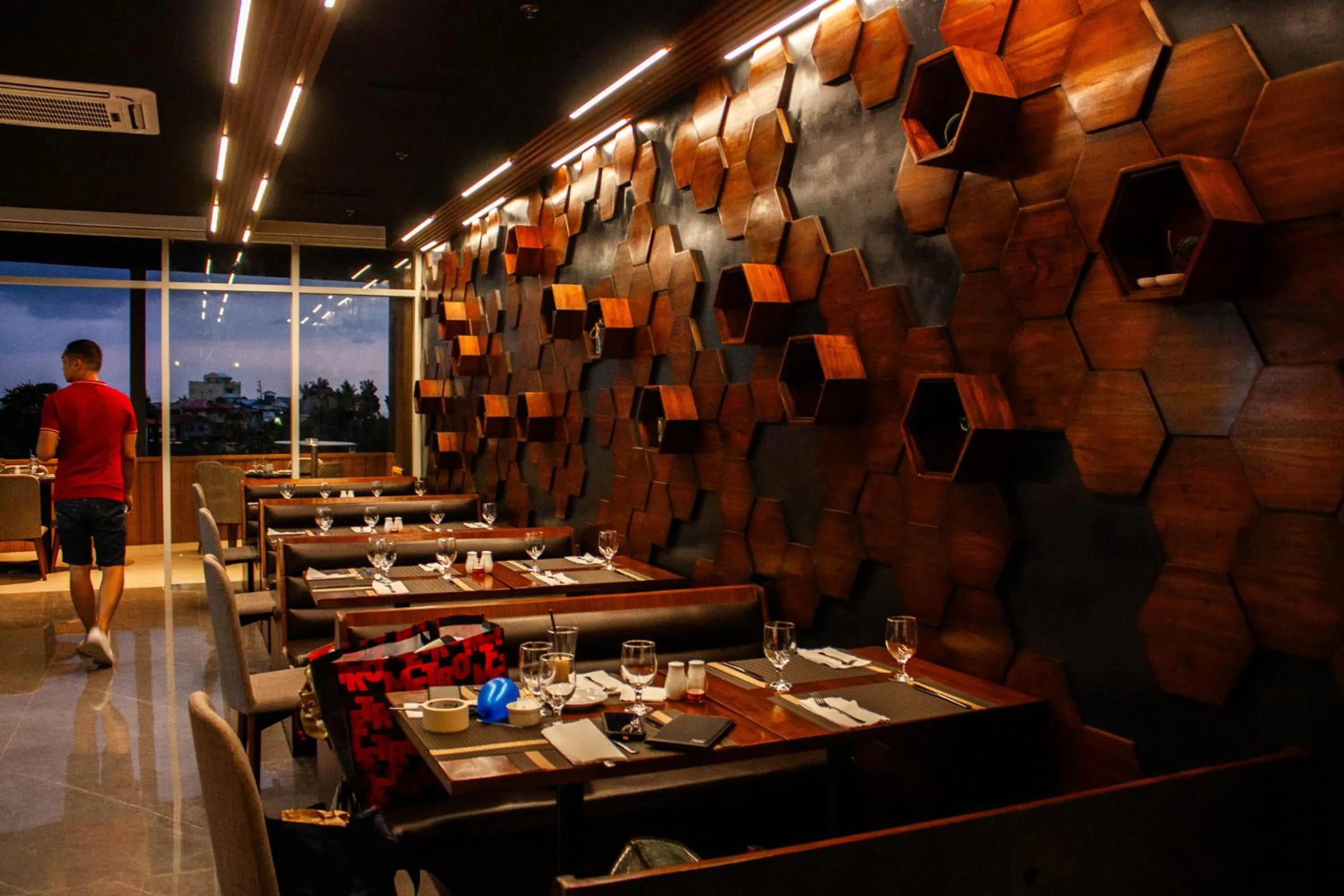 Restaurant/places to eat in Hayat Sky Towers