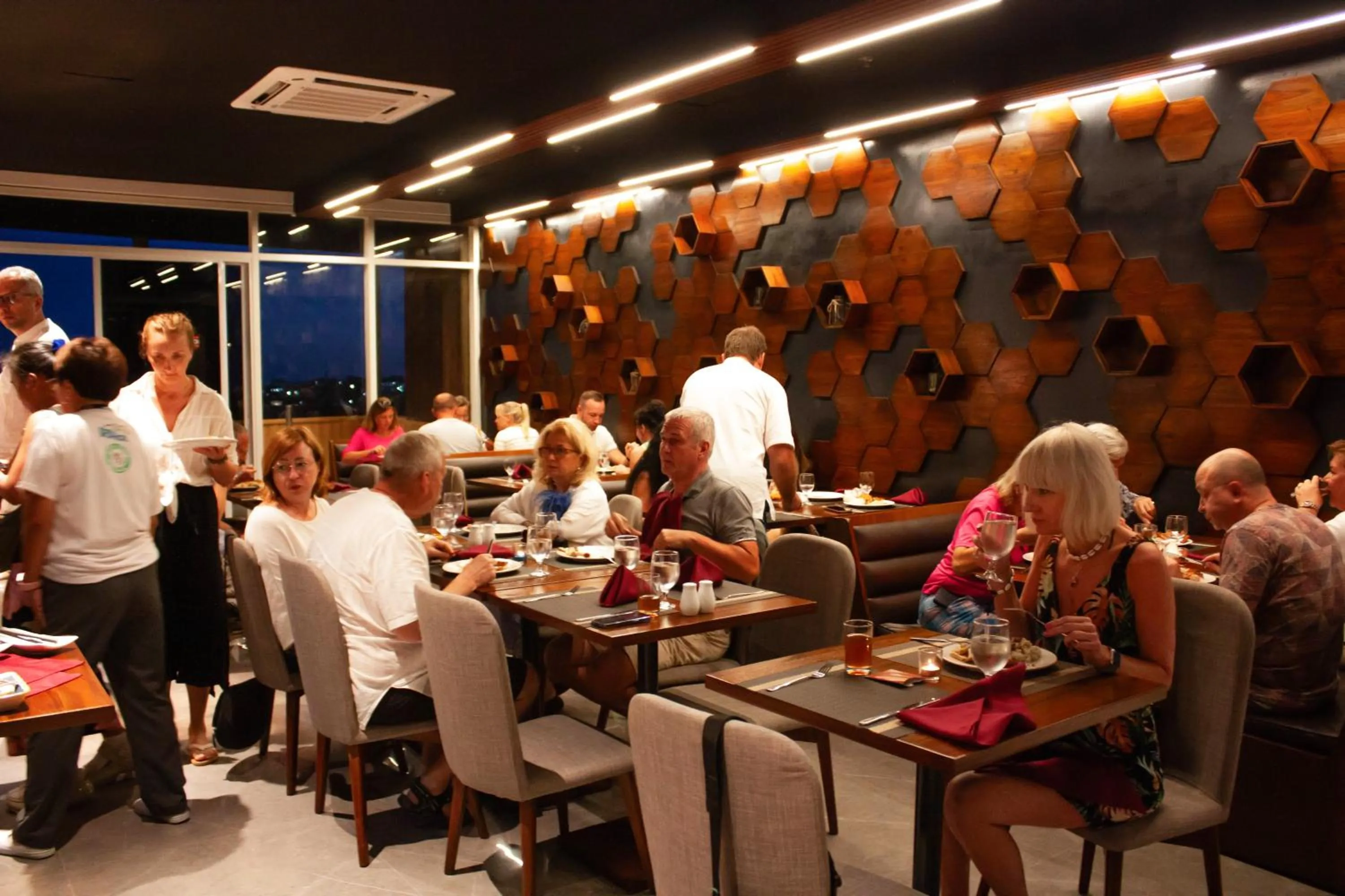 Restaurant/places to eat in Hayat Sky Towers