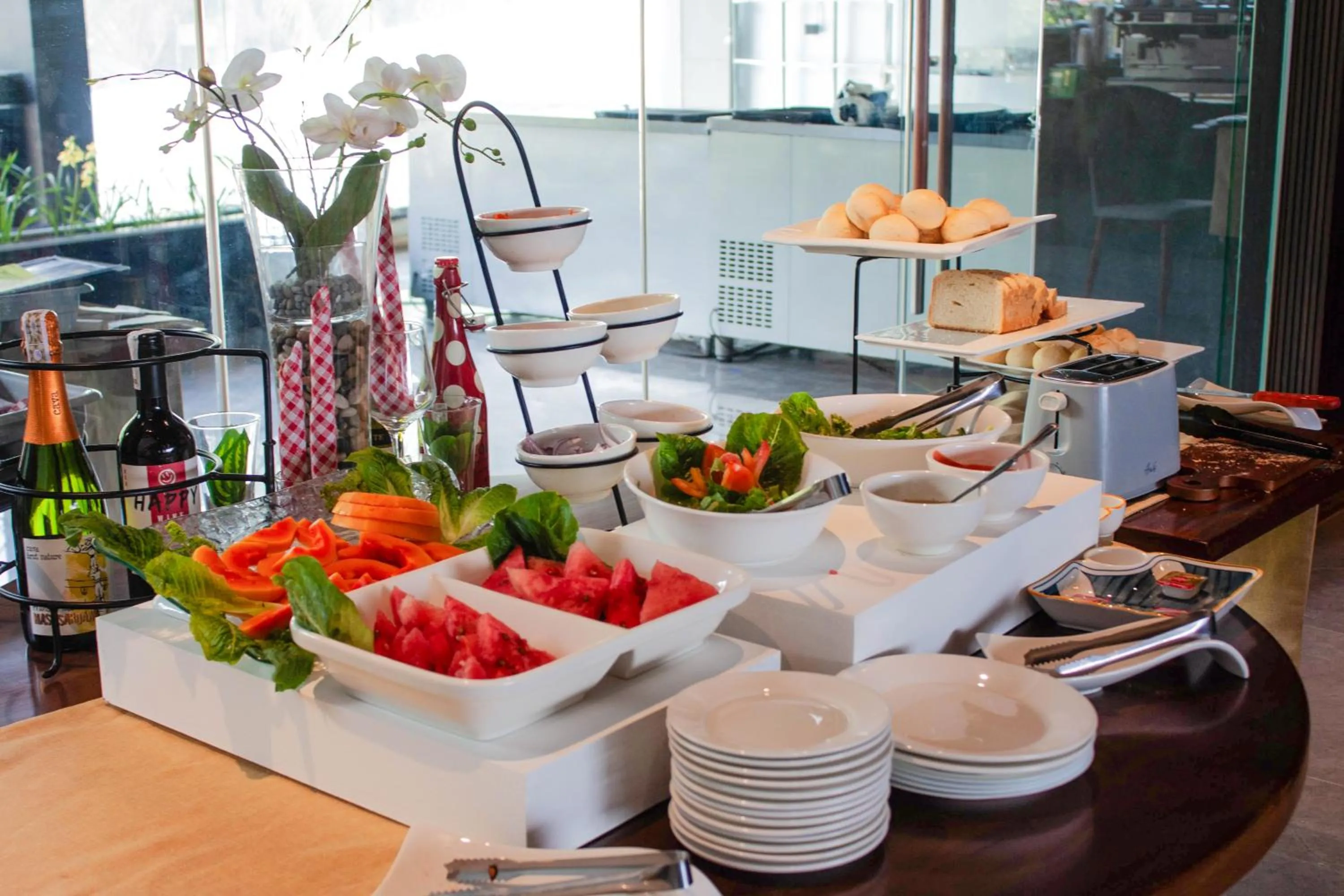 Restaurant/places to eat in Hayat Sky Towers