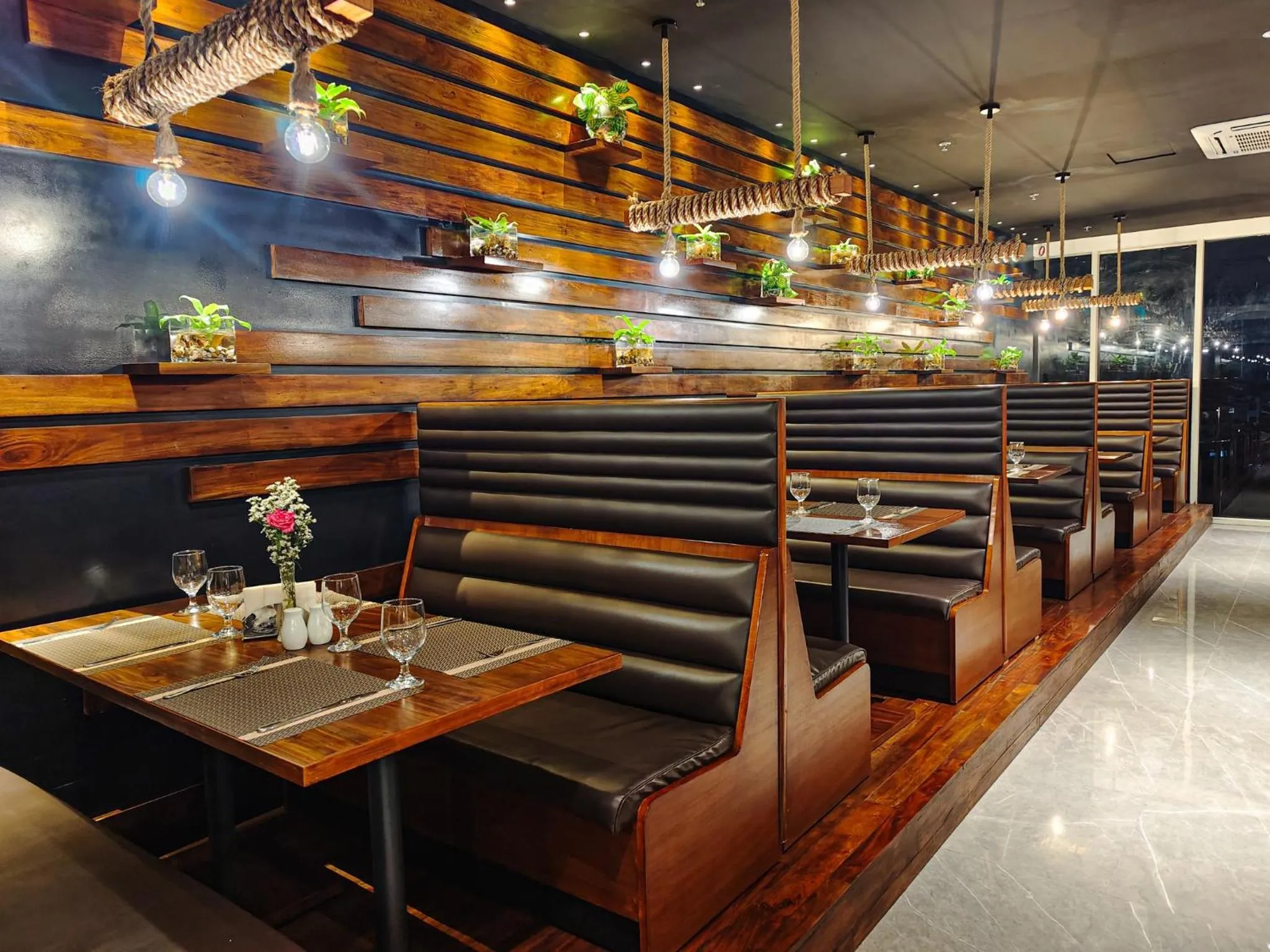 Restaurant/places to eat in Hayat Sky Towers