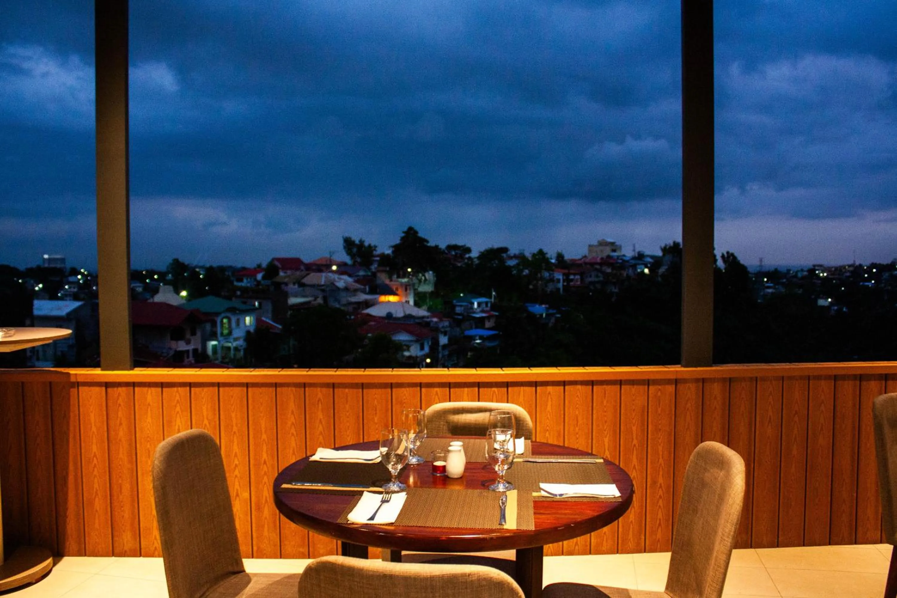 Restaurant/places to eat in Hayat Sky Towers