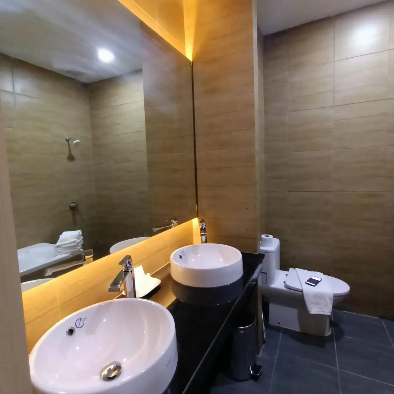 Toilet in Mayflower Grande Suite Hotel