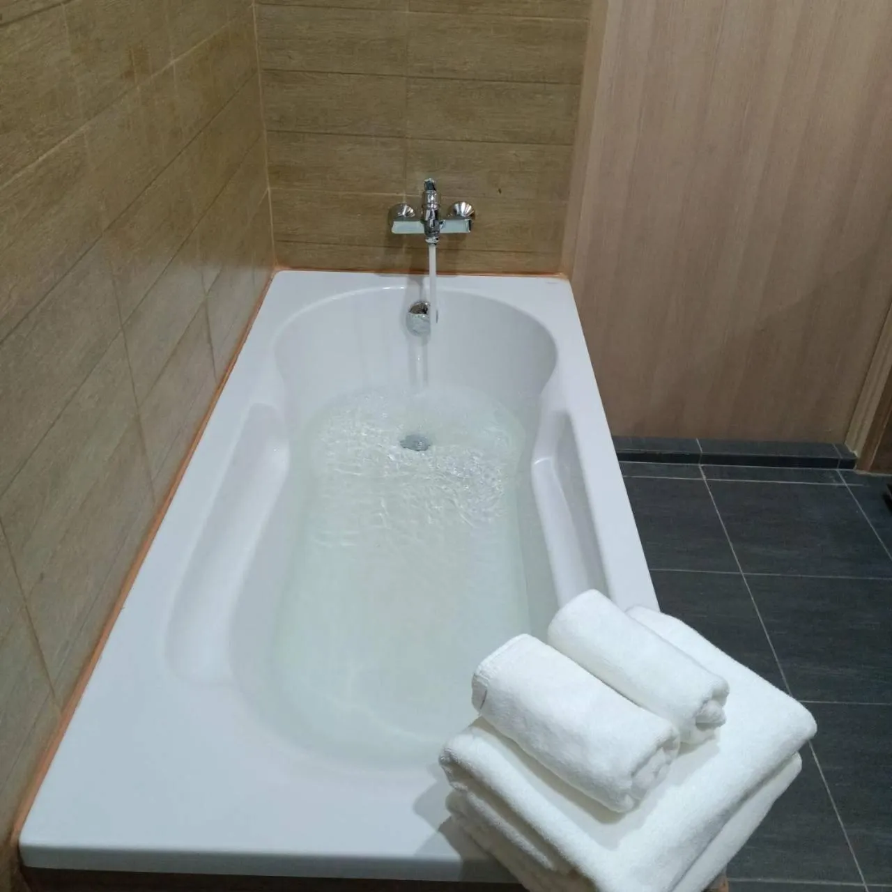 Hot Tub in Mayflower Grande Suite Hotel