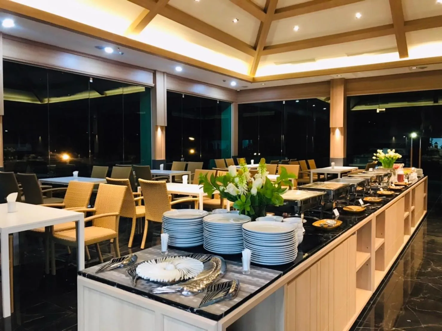 Restaurant/places to eat in Mayflower Grande Suite Hotel