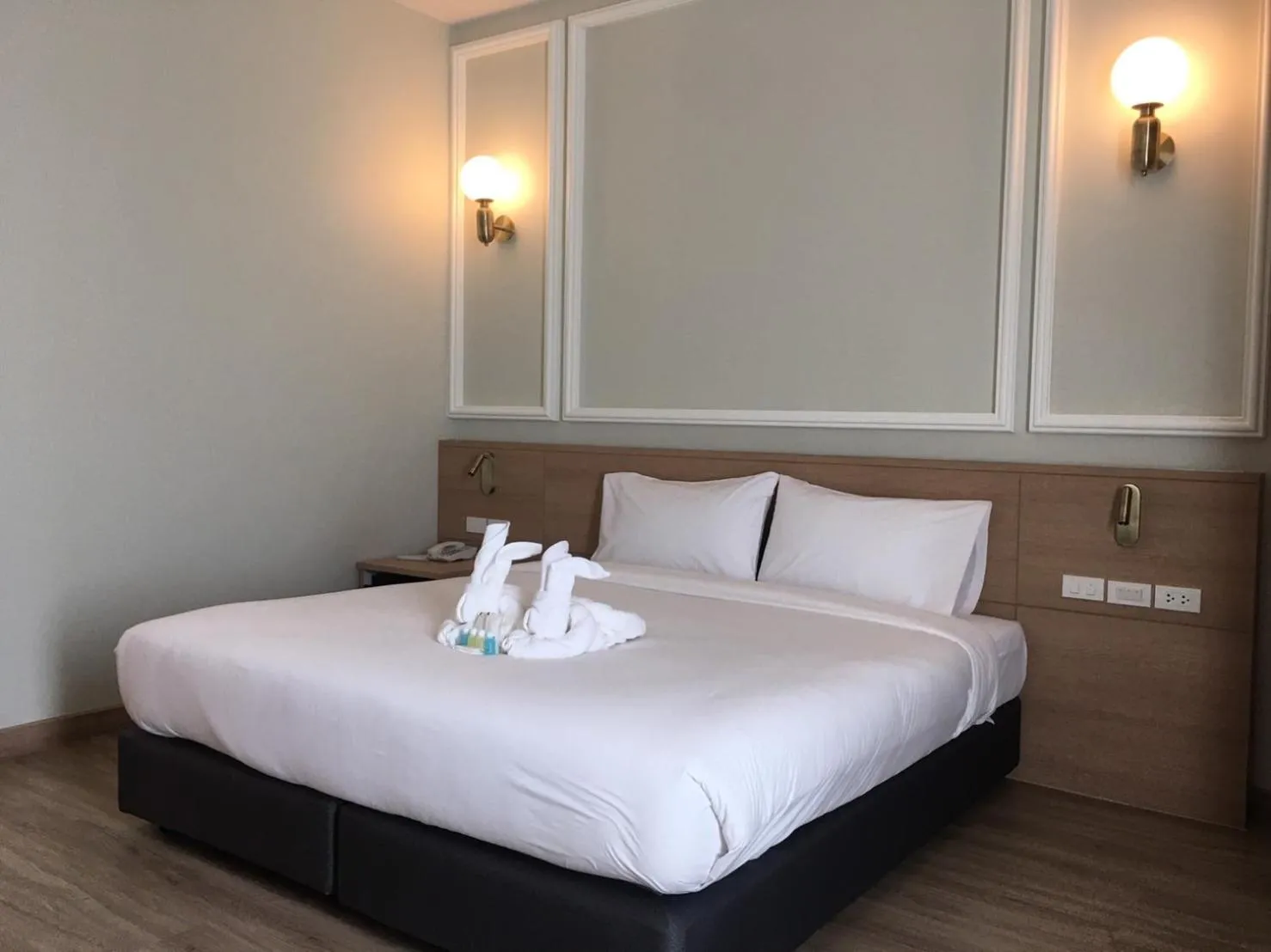 Property building, Bed in Mayflower Grande Suite Hotel