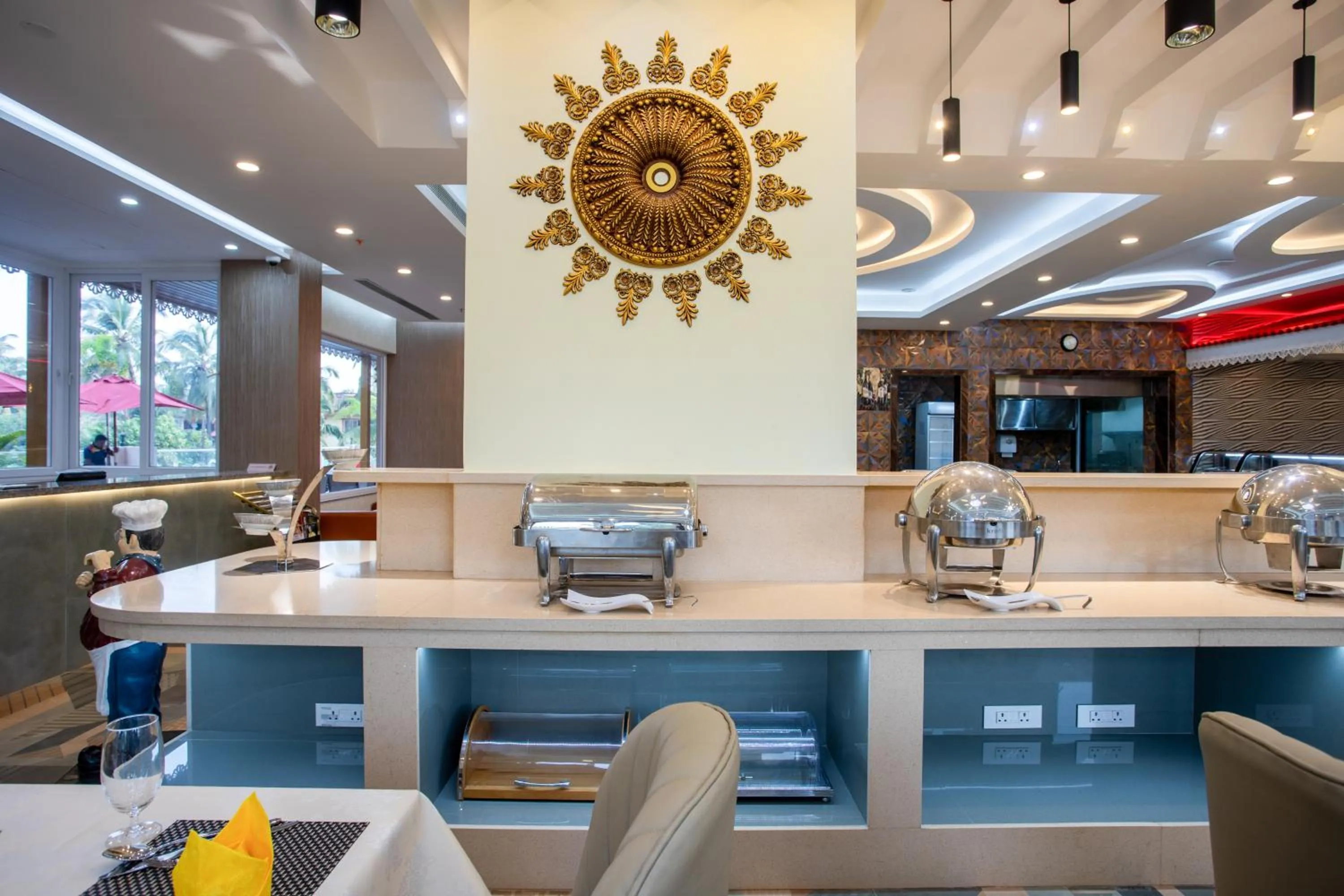 Restaurant/places to eat in The Avenue Grand