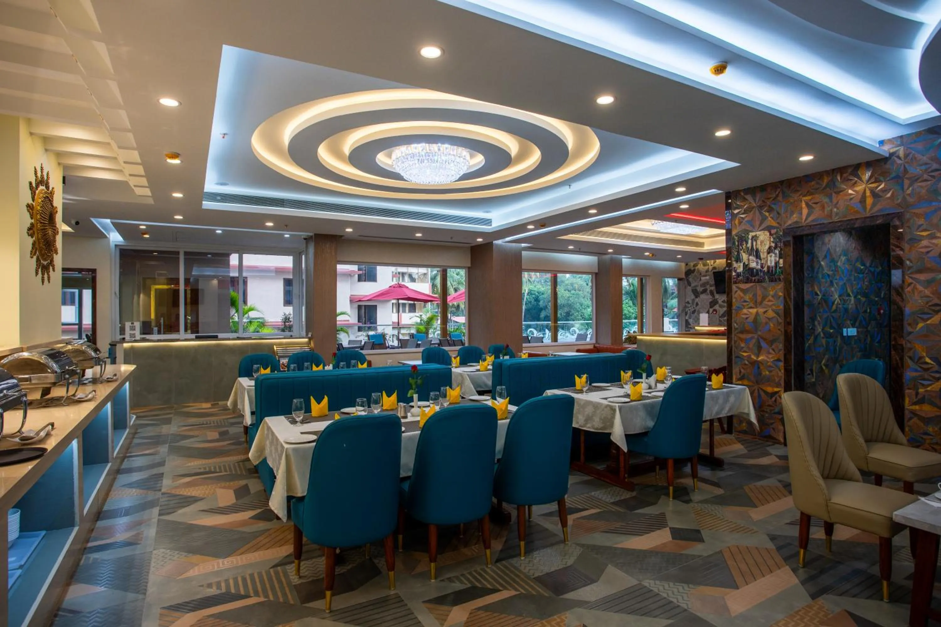 Restaurant/places to eat in The Avenue Grand