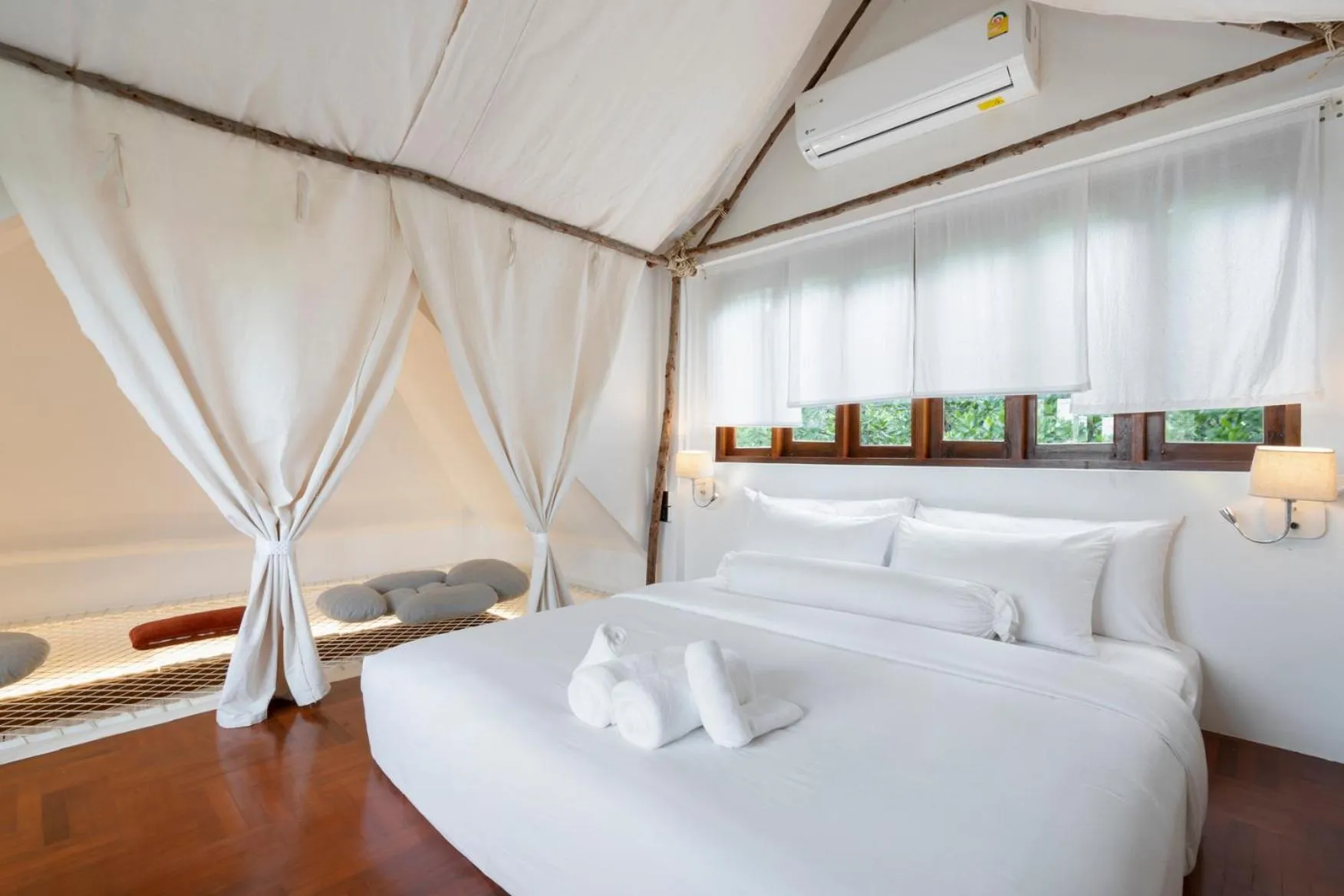 Bed in Phrip Phri Luxury Pool Villas