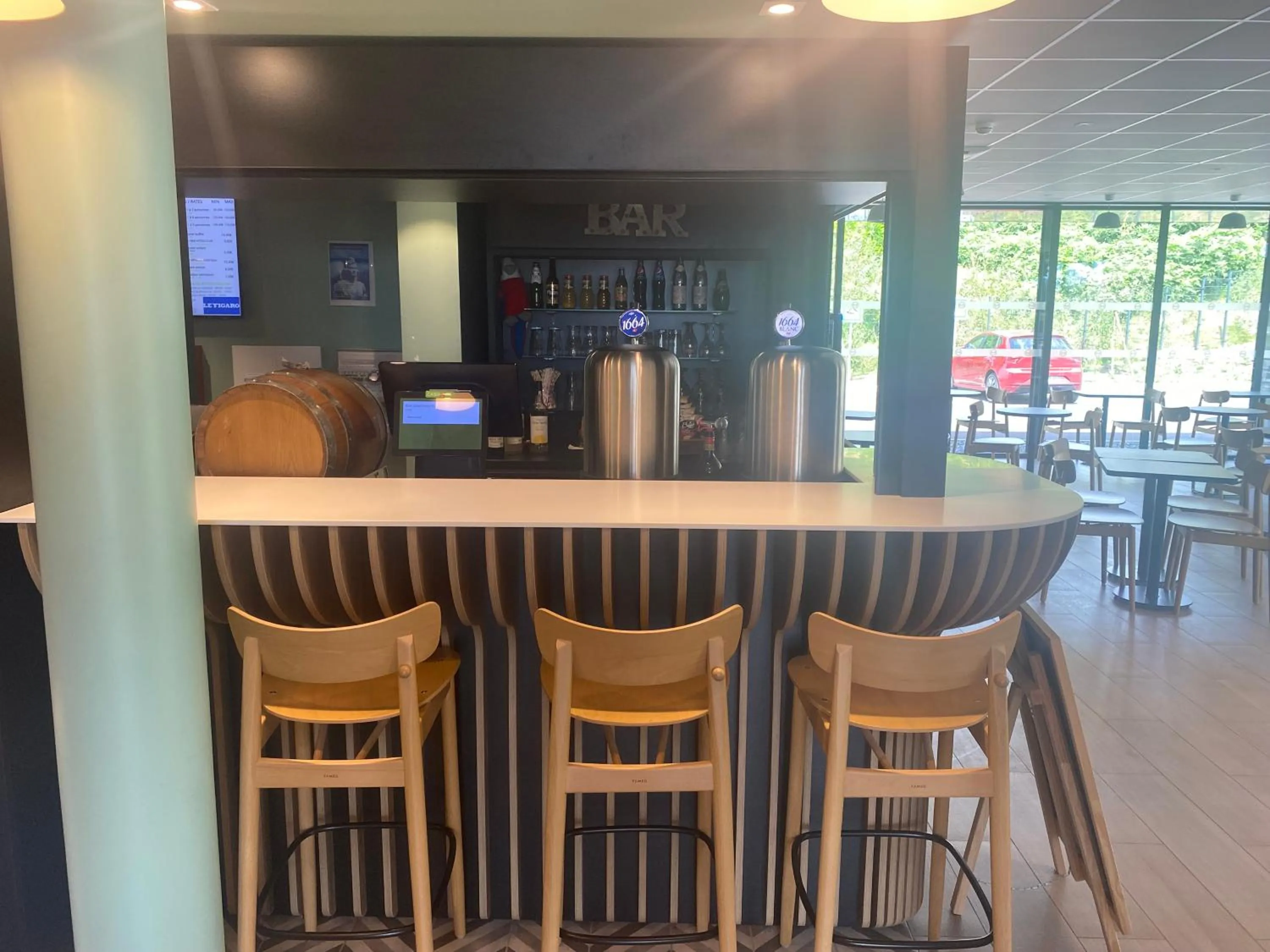 Lounge or bar in B&B HOTEL Besançon Valentin