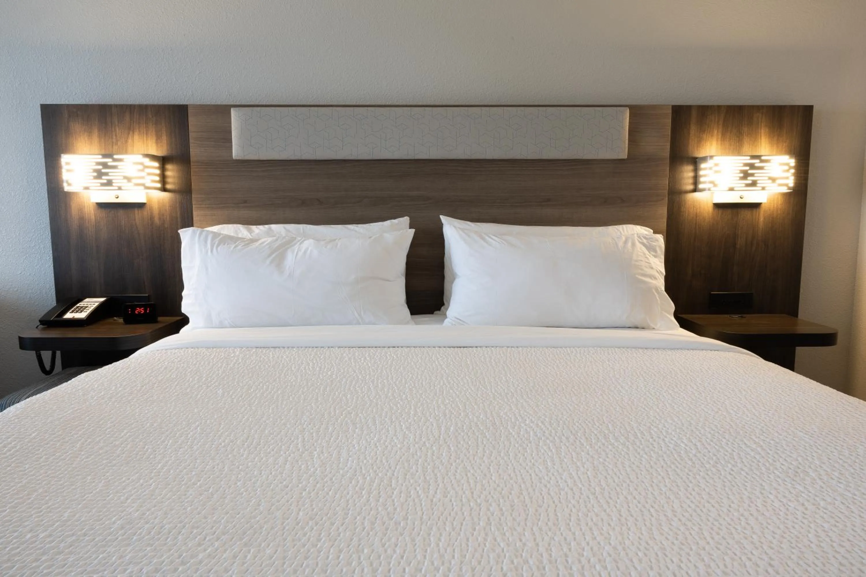 Bed in Holiday Inn Express & Suites Mansfield - Ontario by IHG