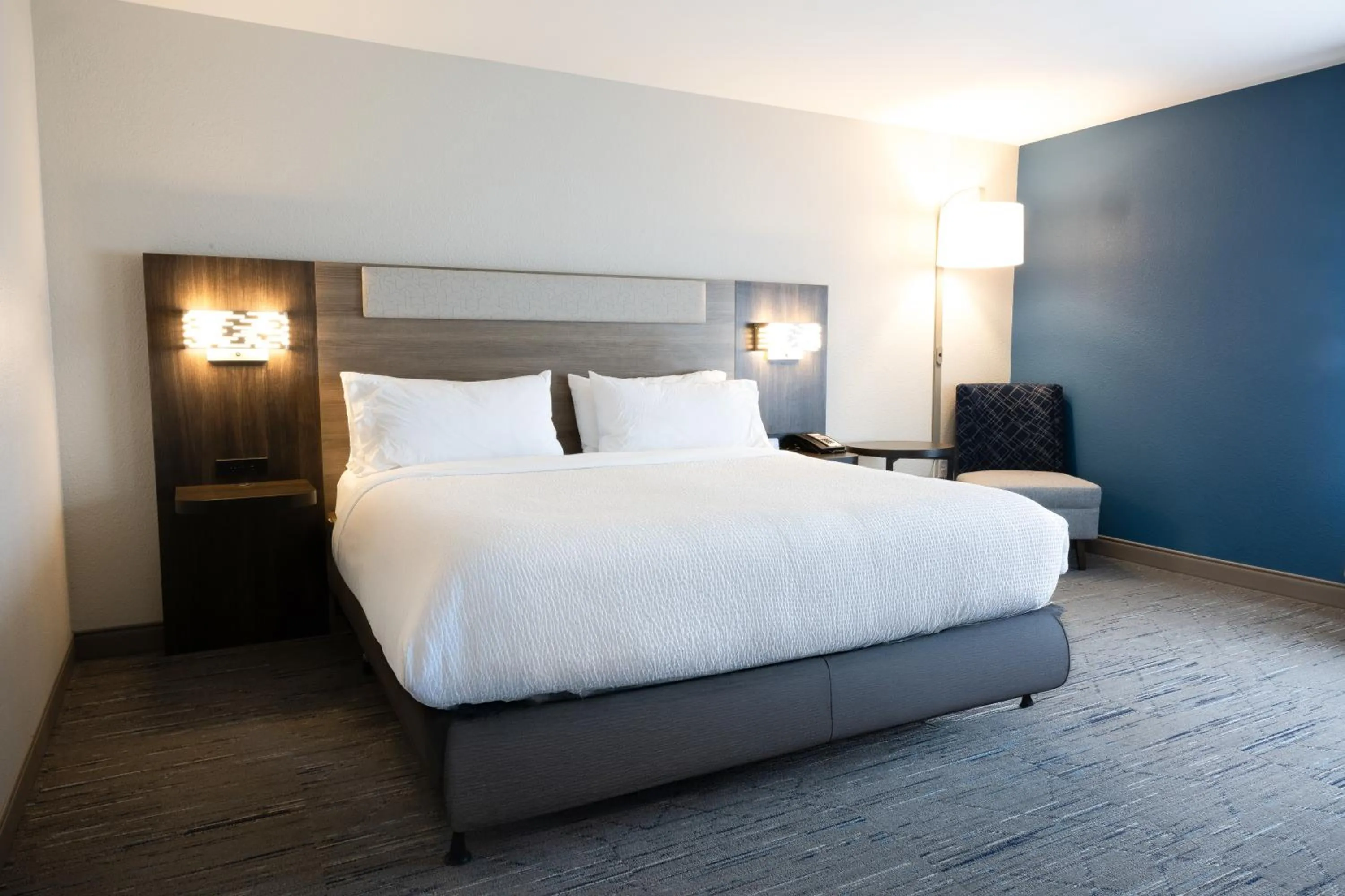 Bed in Holiday Inn Express & Suites Mansfield - Ontario by IHG