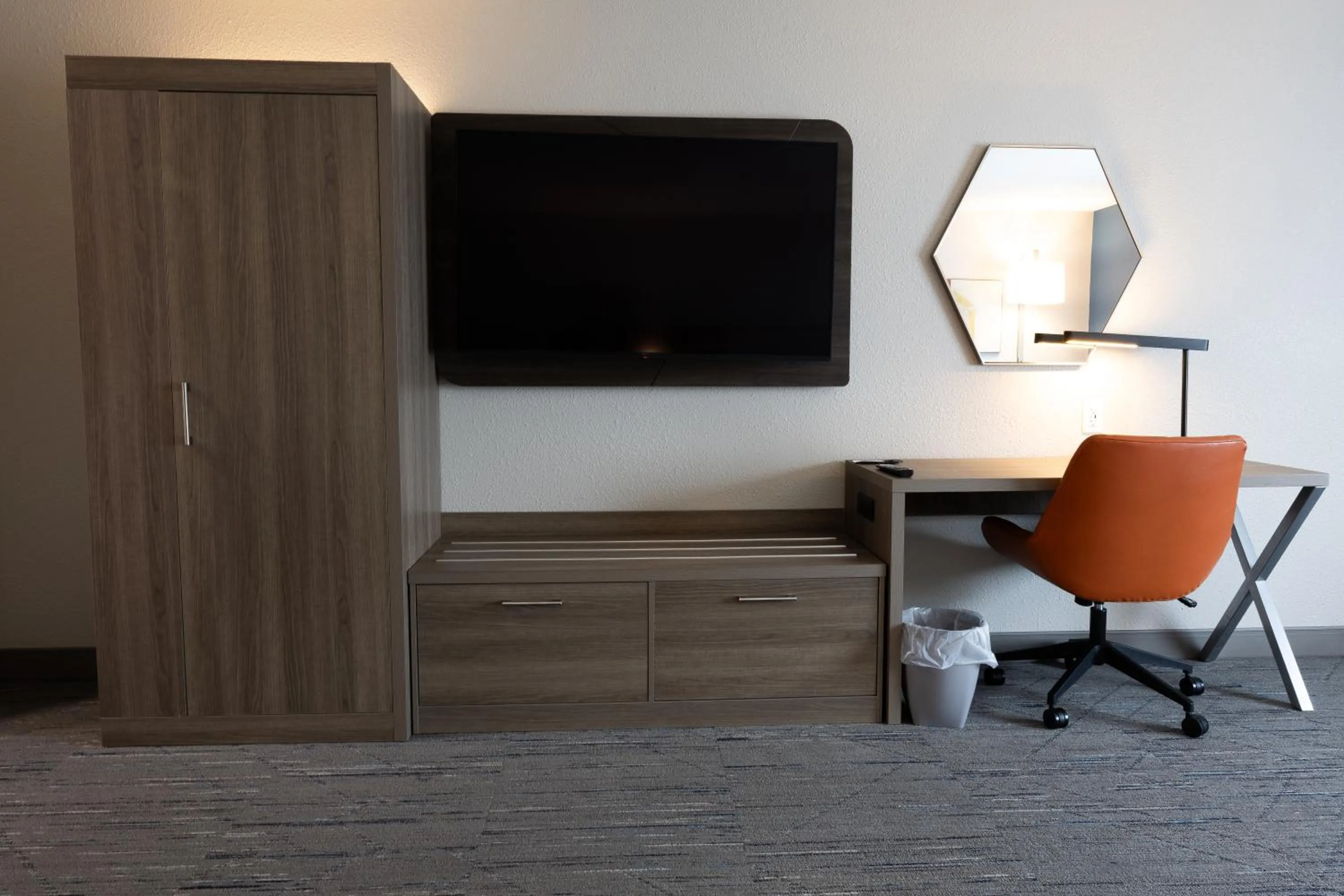 TV and multimedia in Holiday Inn Express & Suites Mansfield - Ontario by IHG