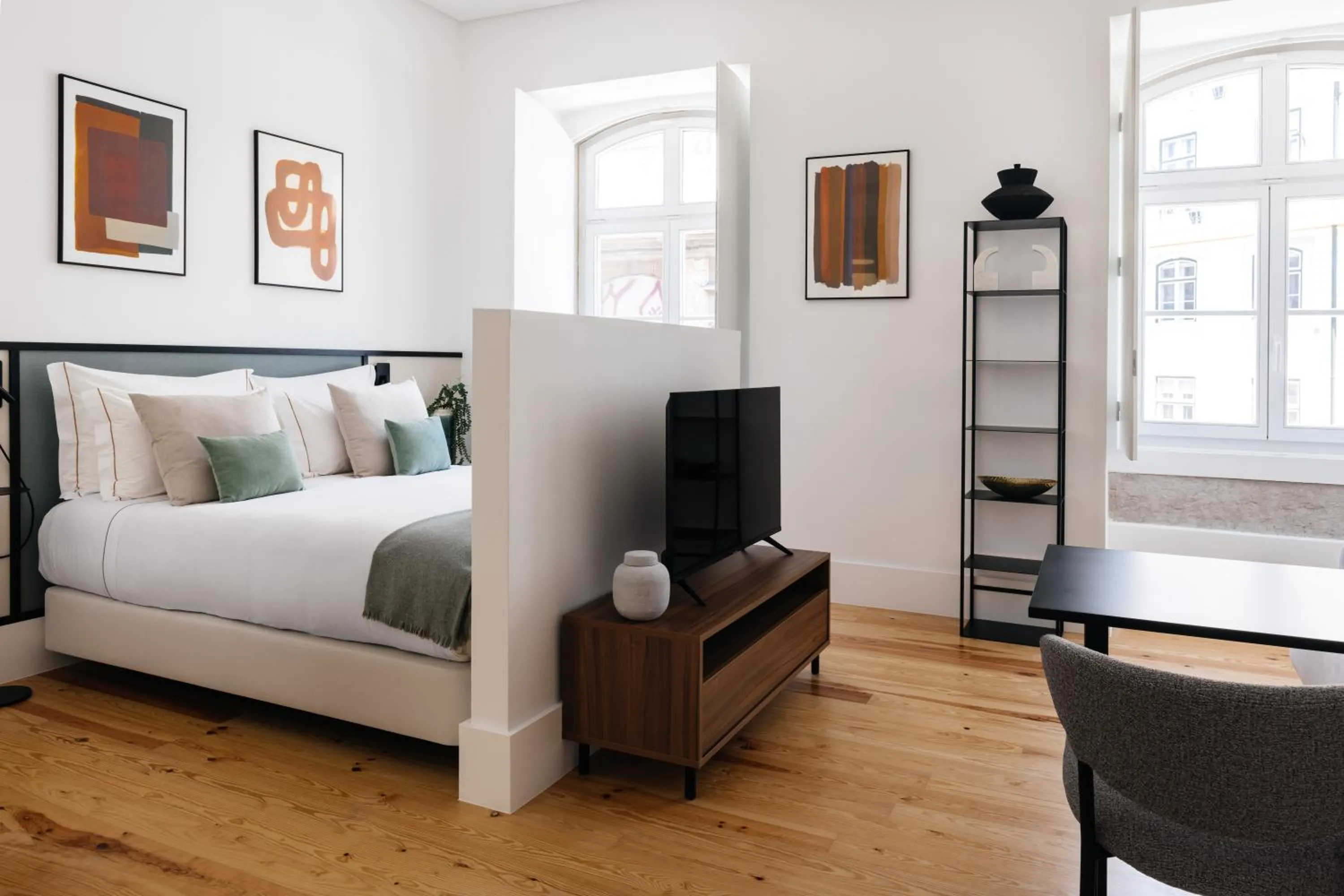 Communal lounge/ TV room, Bed in The House on the Pink Street in Lisbon