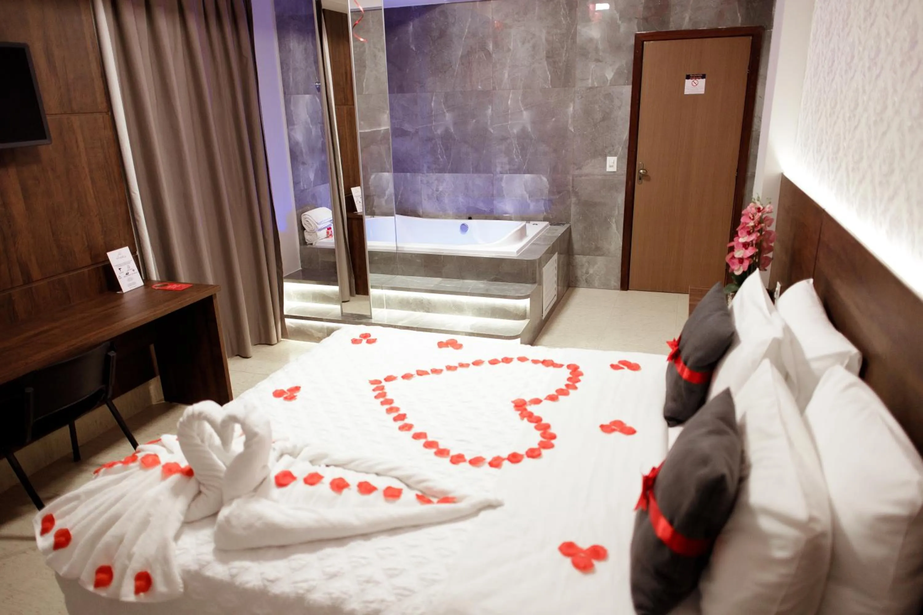 Bedroom, Bed in Roma Hotel by H Hotéis - Airport