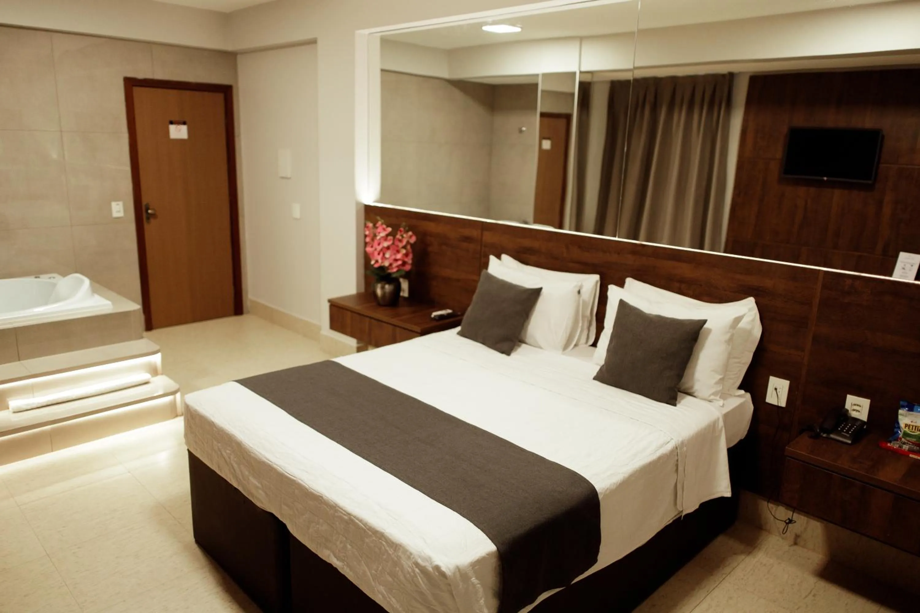 Bedroom, Bed in Roma Hotel by H Hotéis - Airport