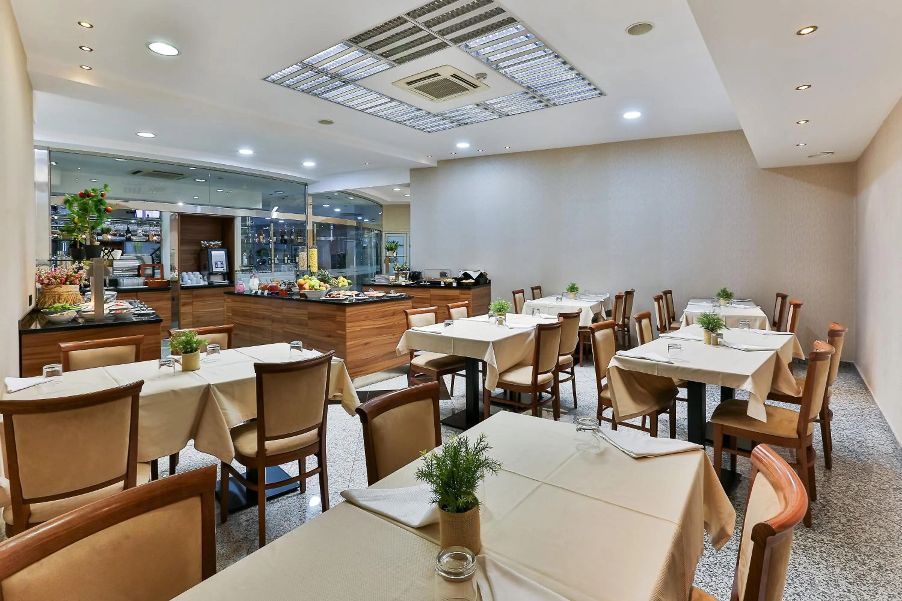 Restaurant/places to eat in Kings Park Hotel