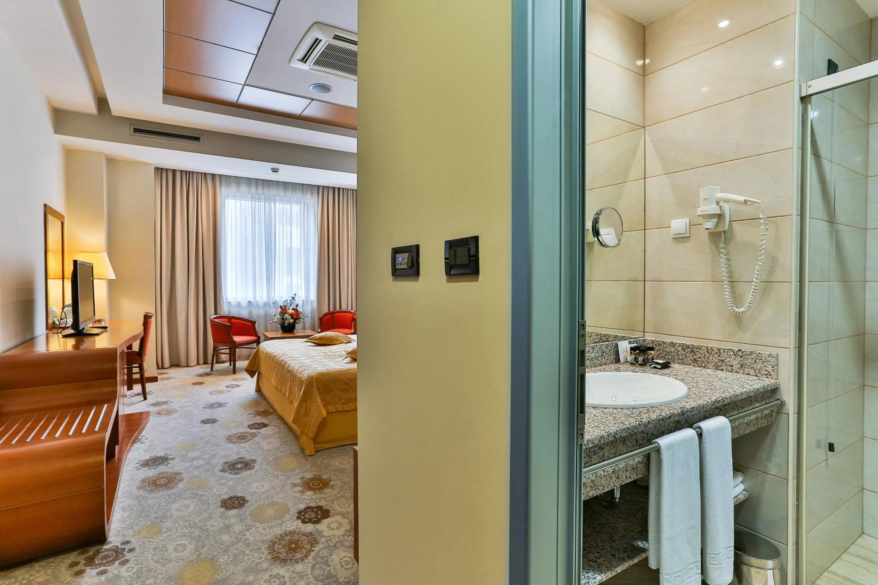 Shower, Bed in Kings Park Hotel
