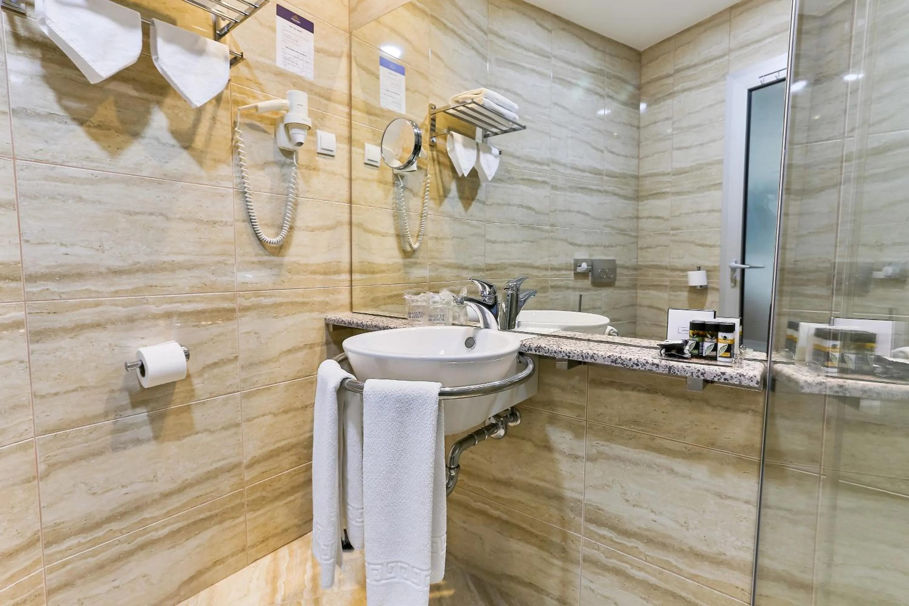 Bathroom in Kings Park Hotel