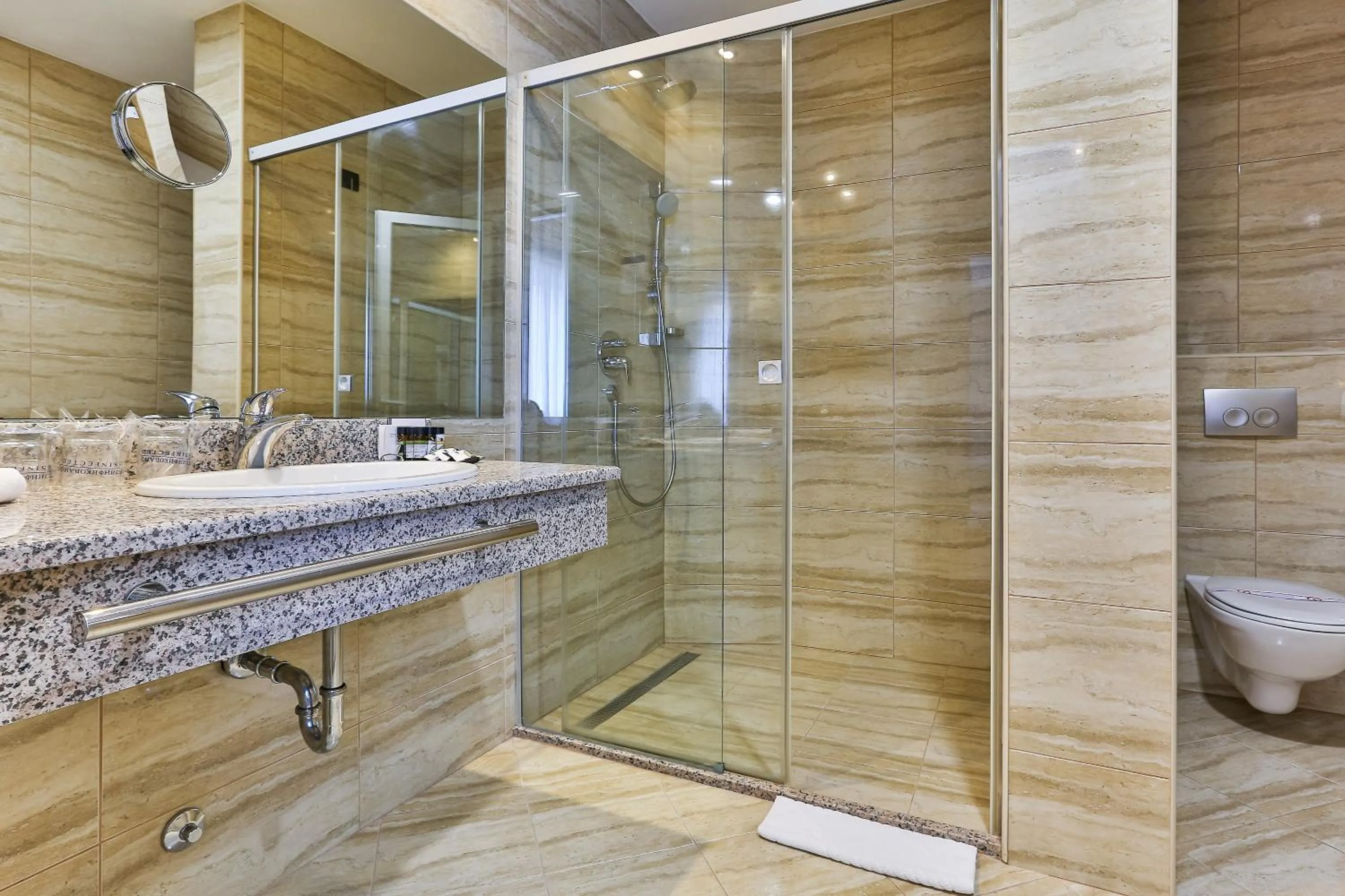 Shower in Kings Park Hotel