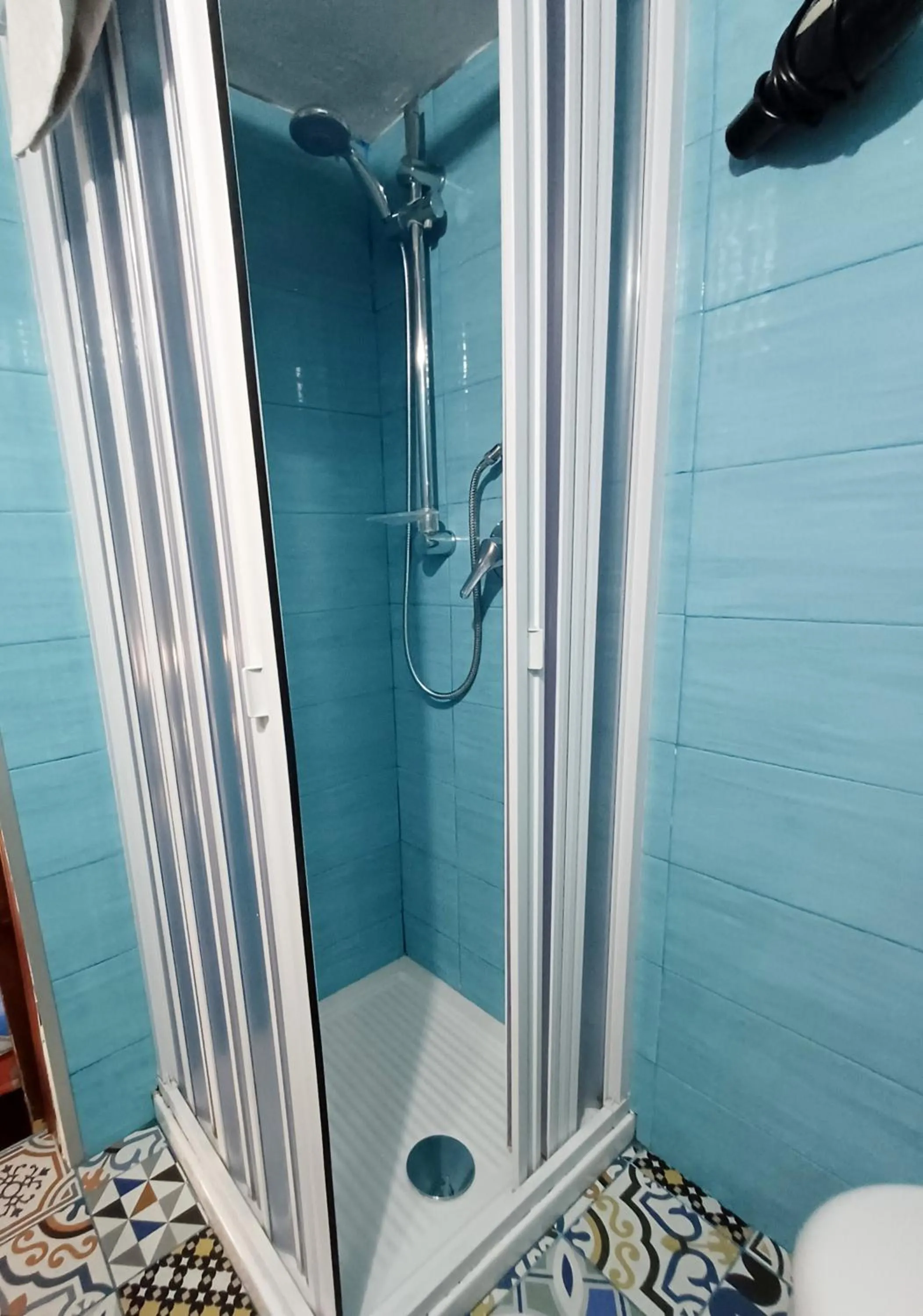 Shower in GoldenCube Guest House