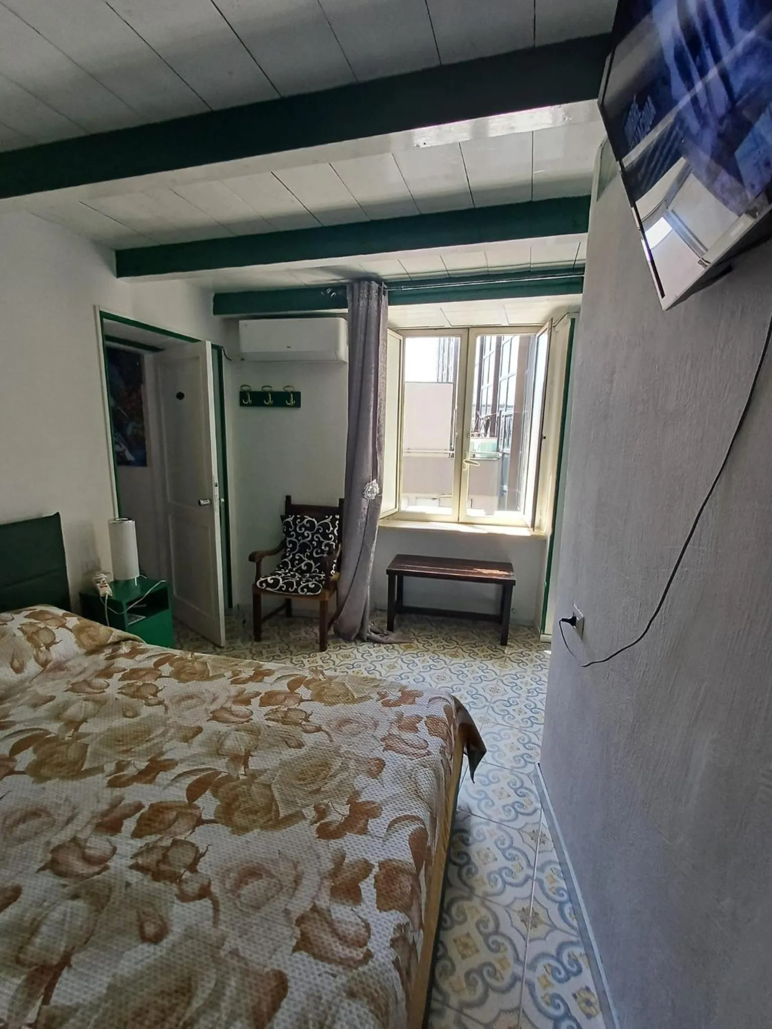 Bed in GoldenCube Guest House