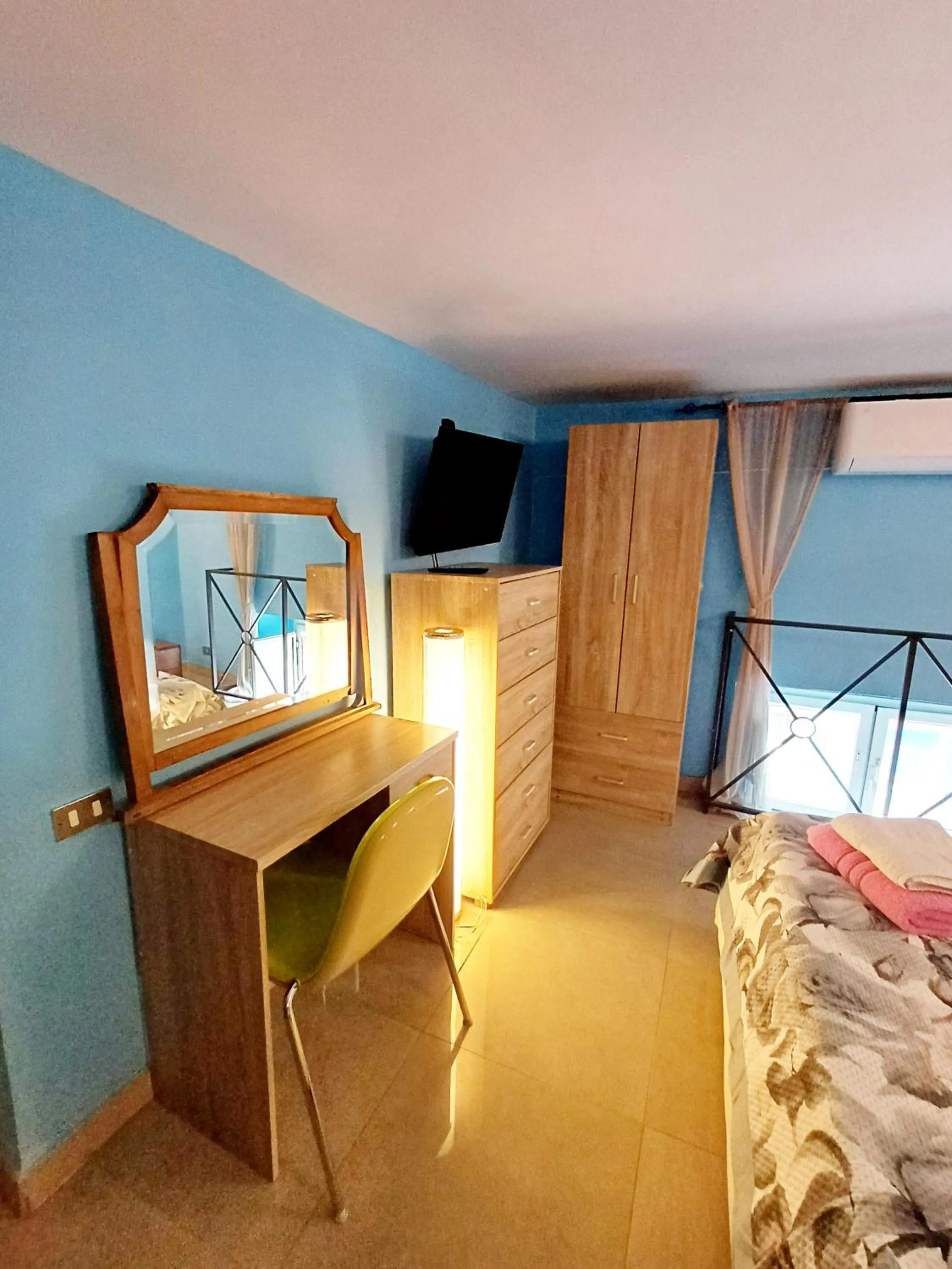 TV and multimedia, Bed in GoldenCube Guest House