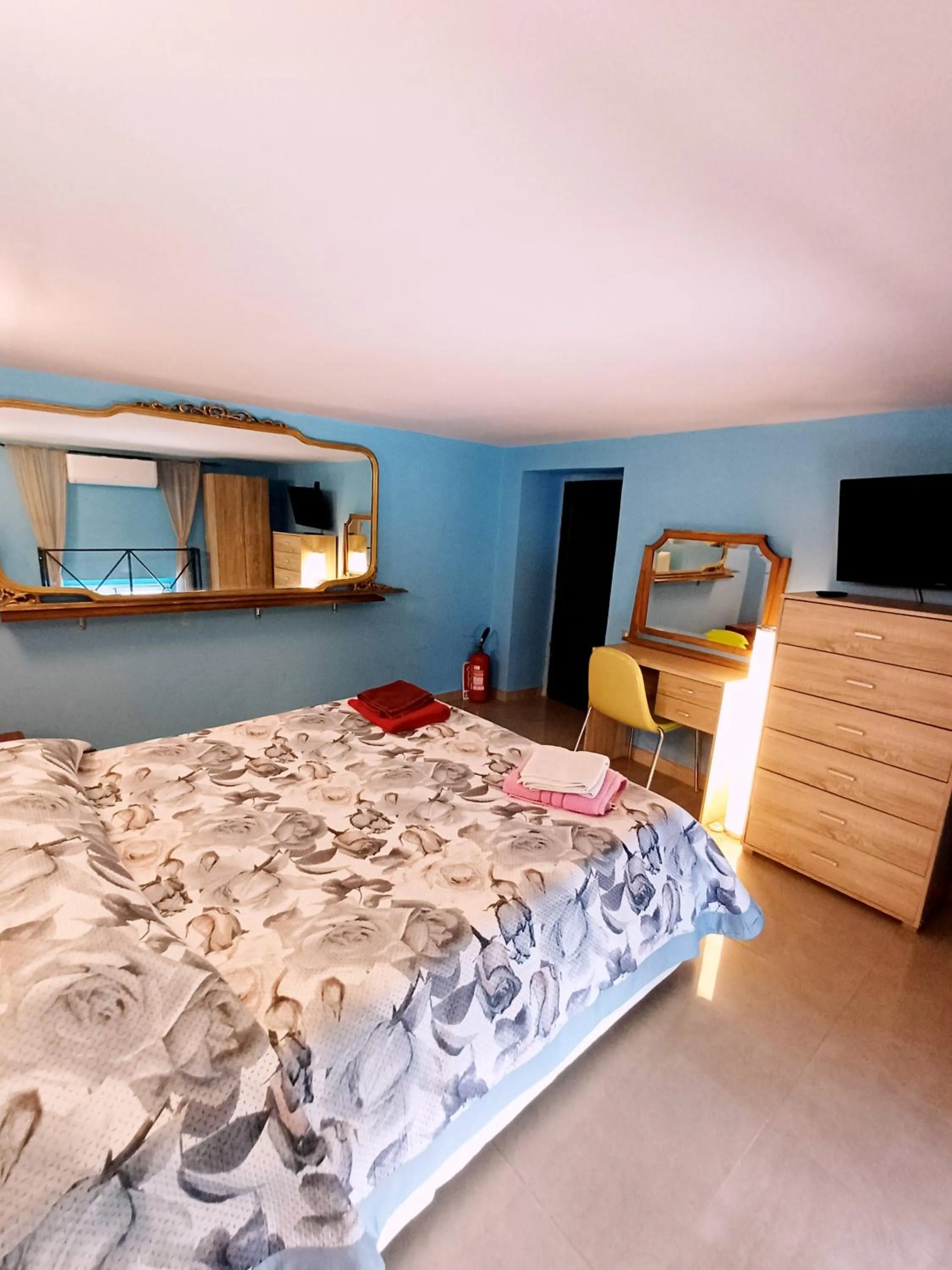 TV and multimedia, Bed in GoldenCube Guest House
