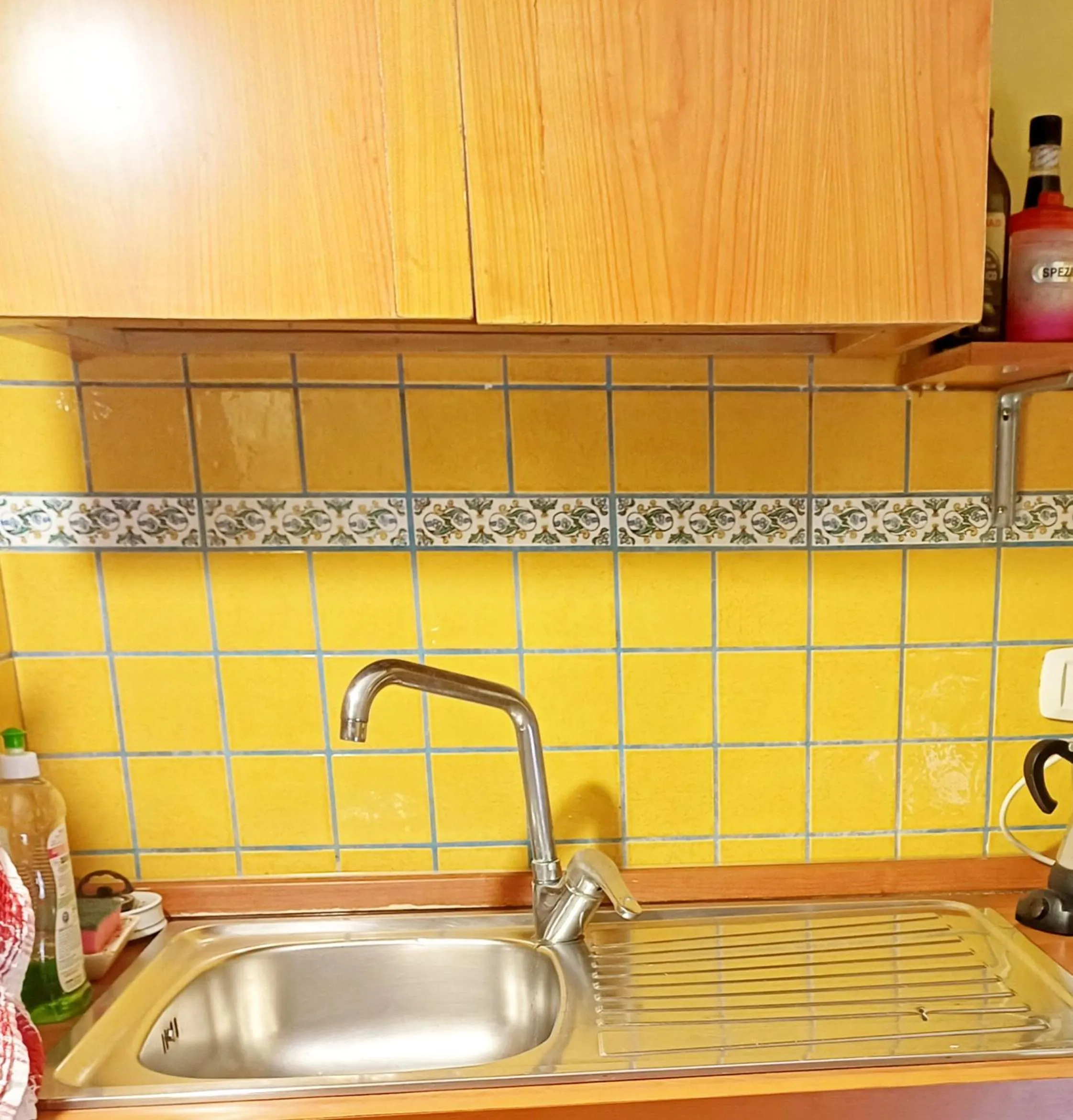 Kitchen or kitchenette in GoldenCube Guest House