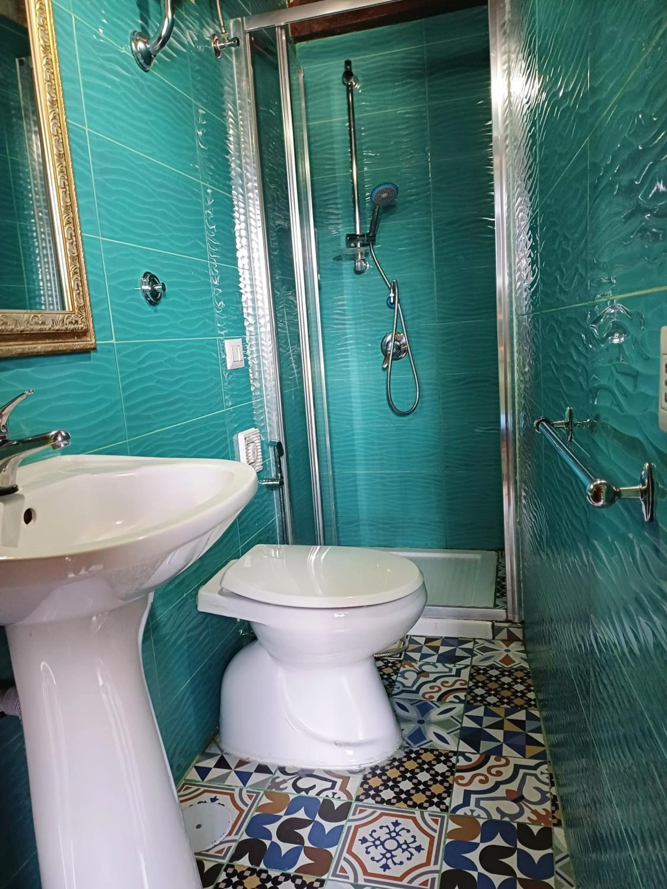 Shower in GoldenCube Guest House