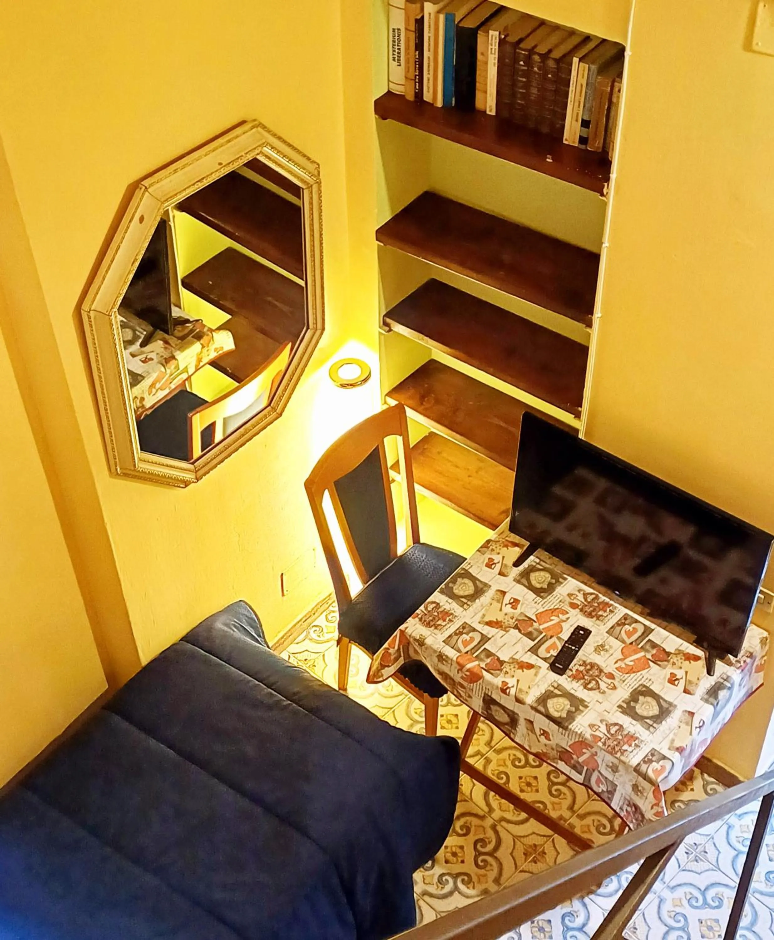 TV and multimedia, Bed in GoldenCube Guest House
