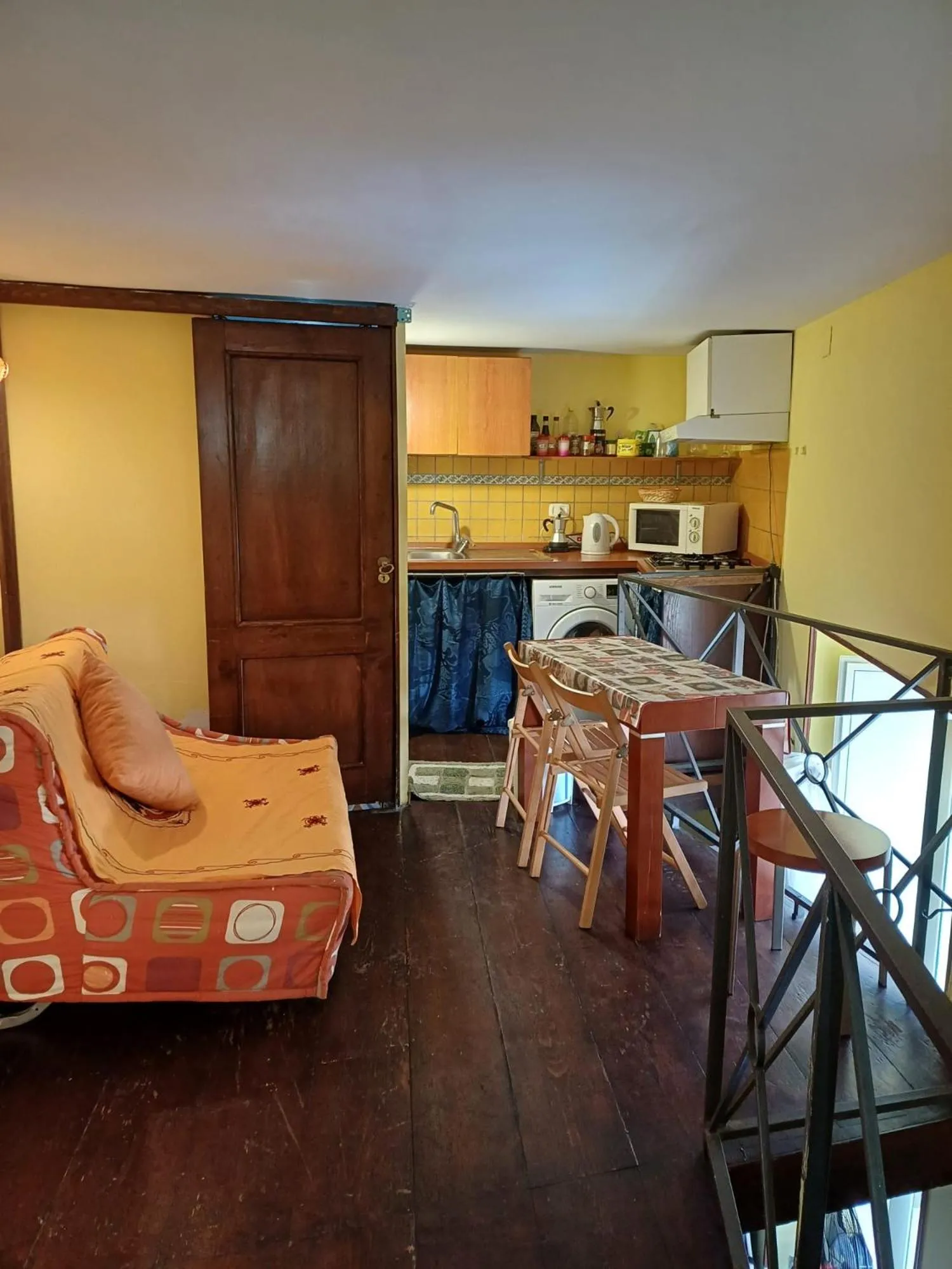 GoldenCube Guest House