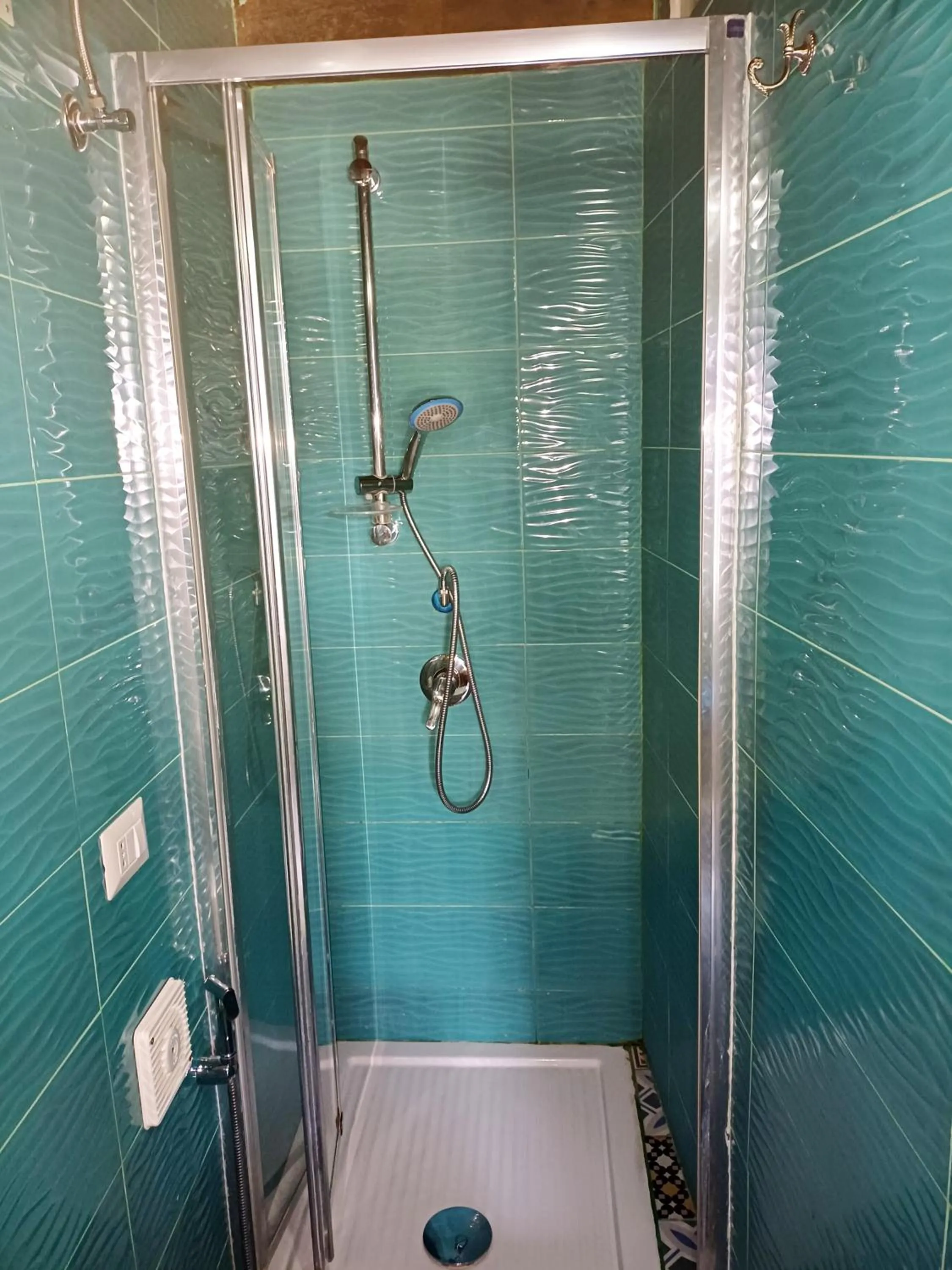 Shower in GoldenCube Guest House