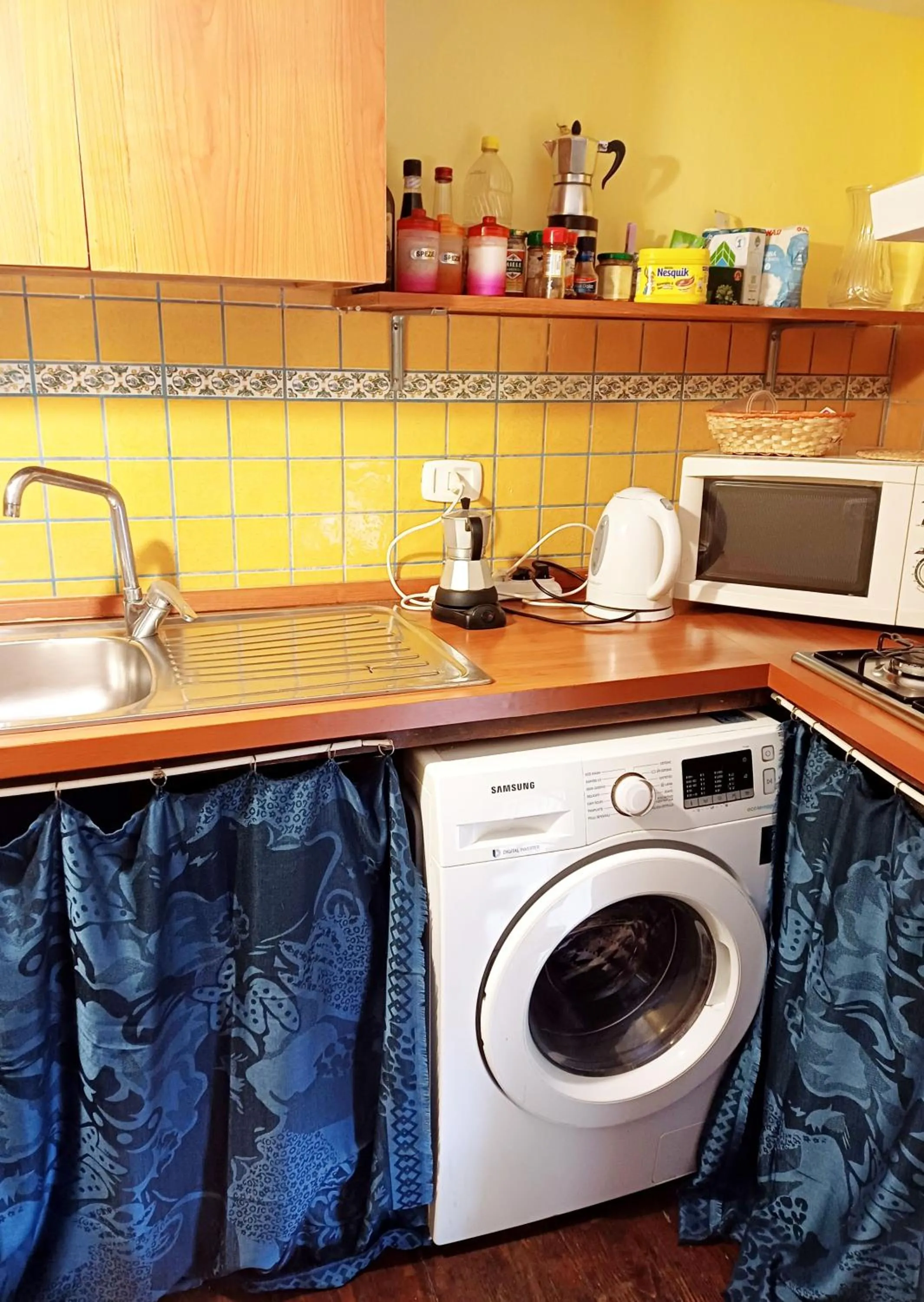 Coffee/tea facilities in GoldenCube Guest House