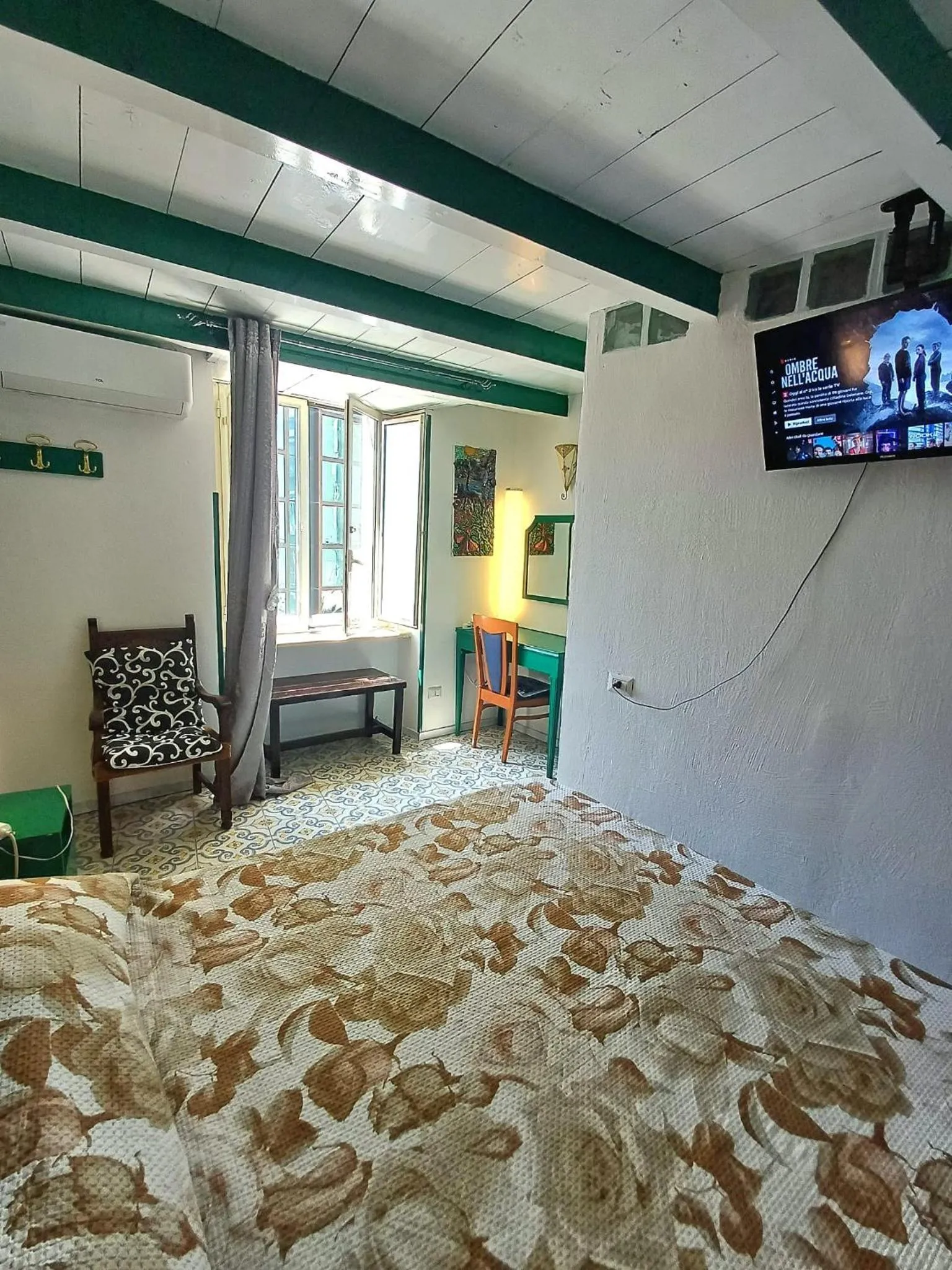 Bed in GoldenCube Guest House