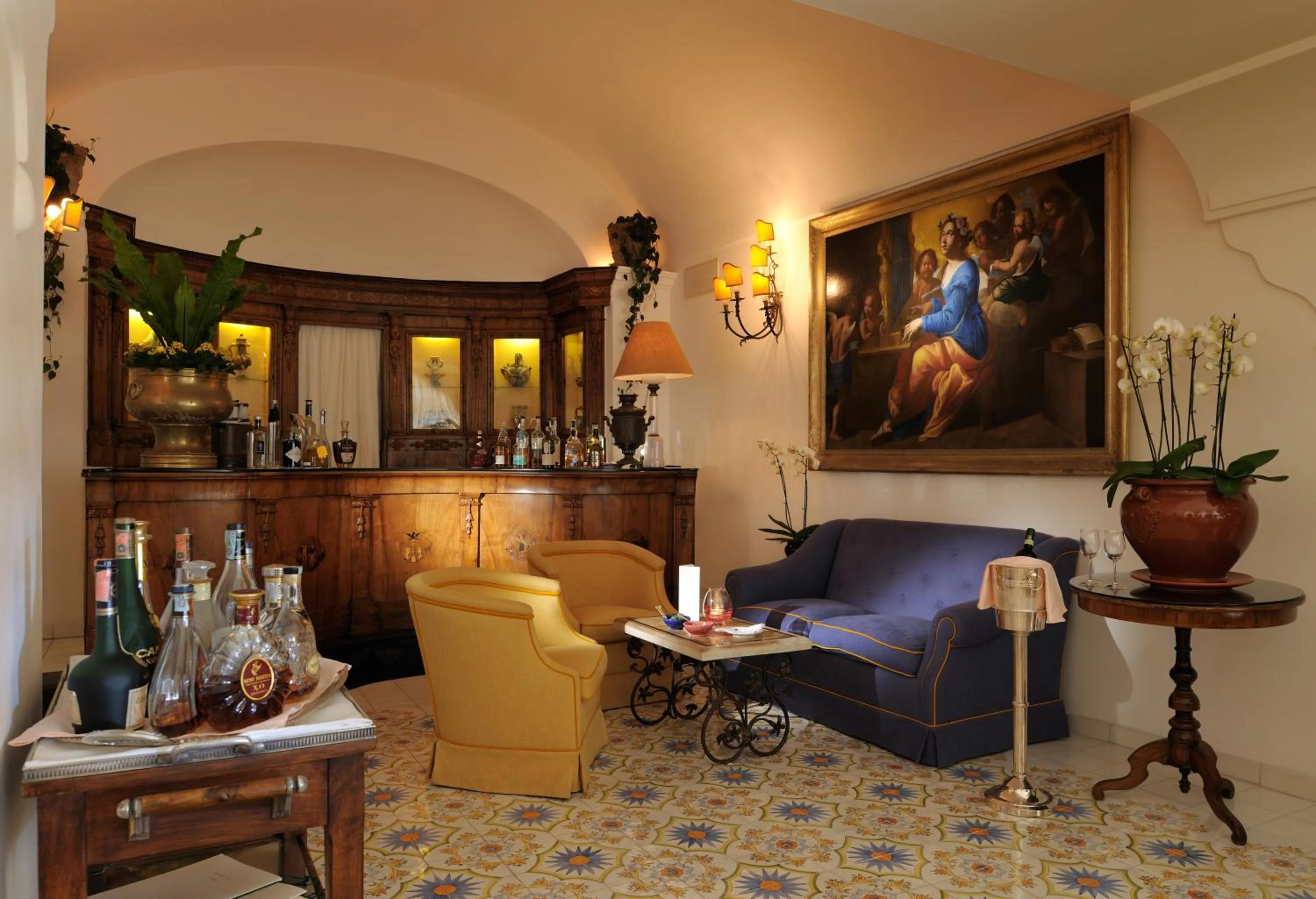 Communal lounge/ TV room in Le Sirenuse