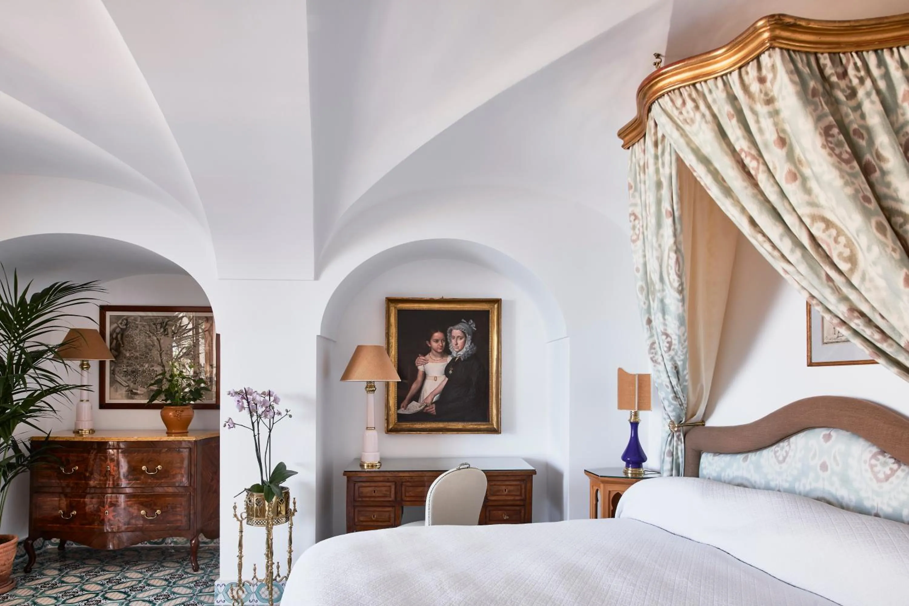 furniture, Bed in Le Sirenuse