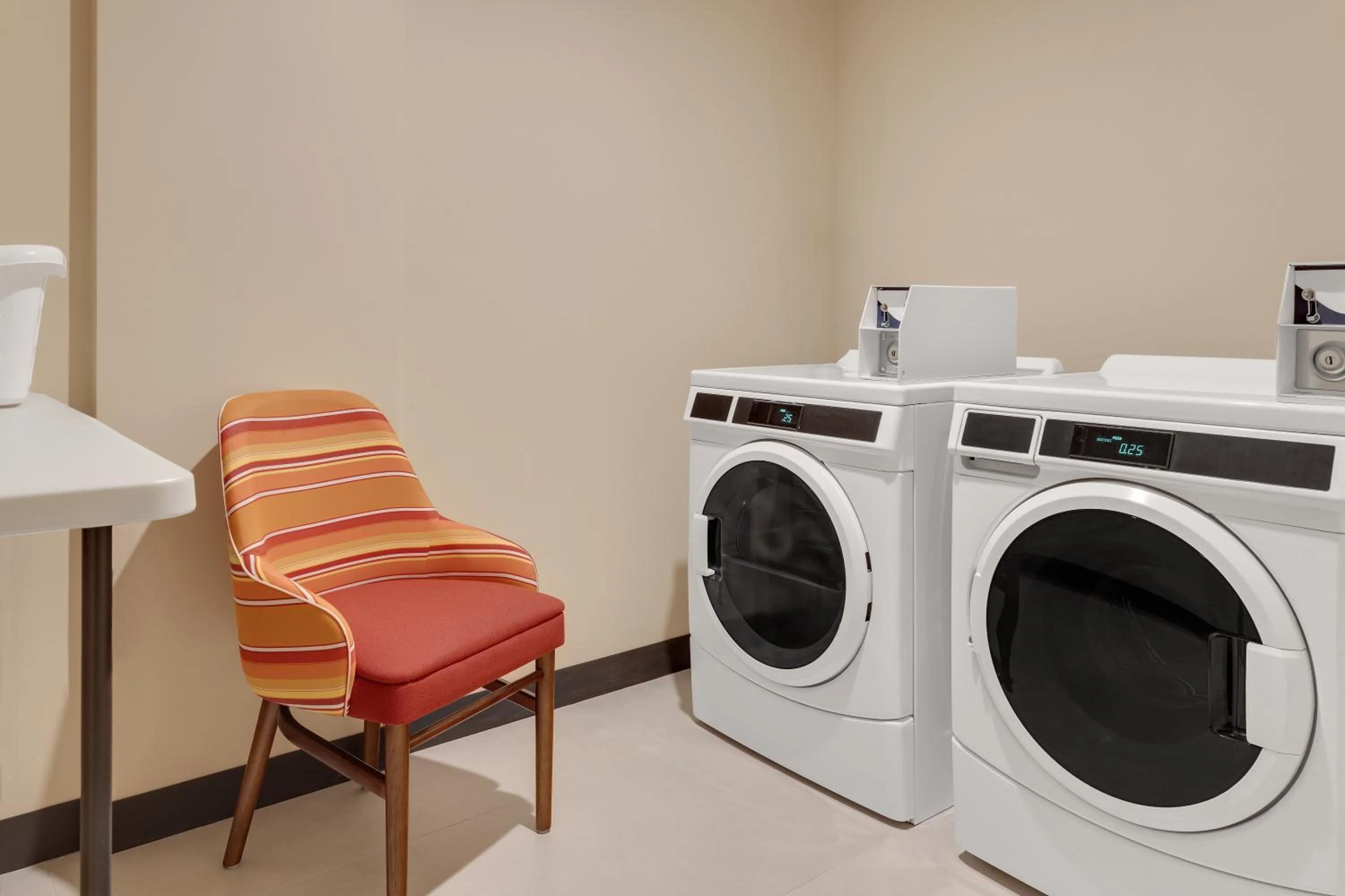 washing machine in Hampton By Hilton Guanacaste Airport