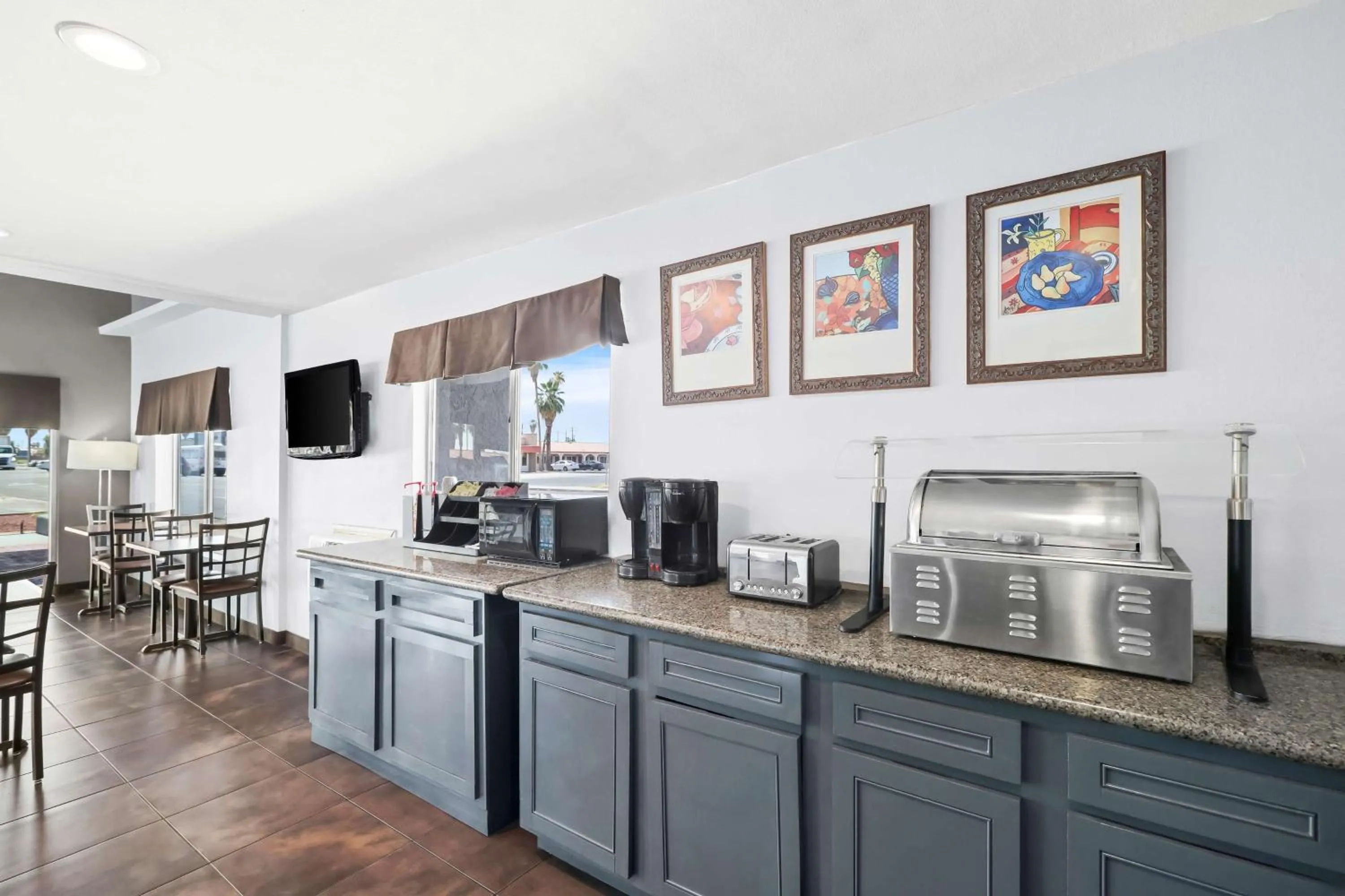 Restaurant/places to eat in SureStay Hotel by Best Western Blythe