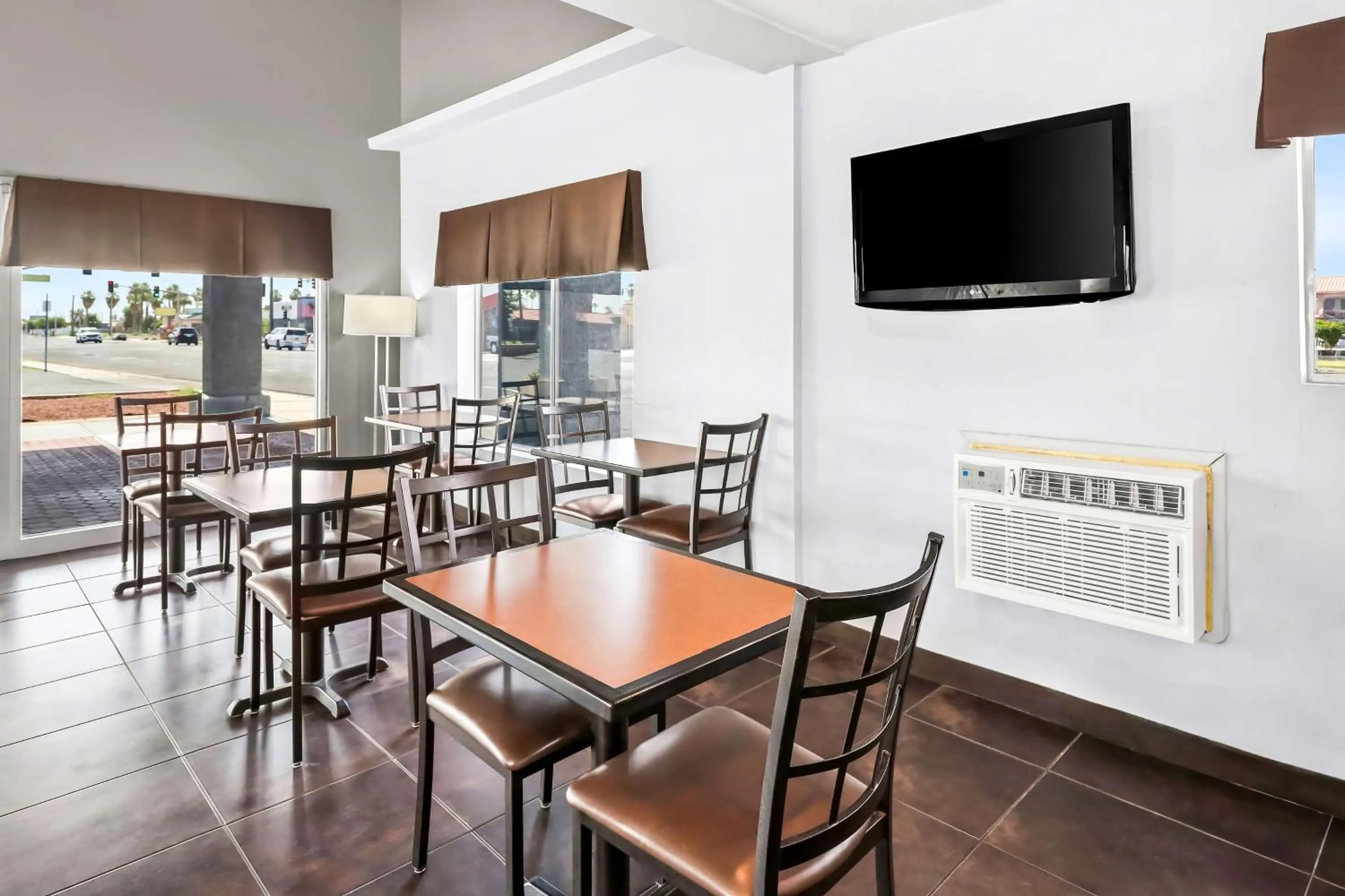 Restaurant/places to eat in SureStay Hotel by Best Western Blythe