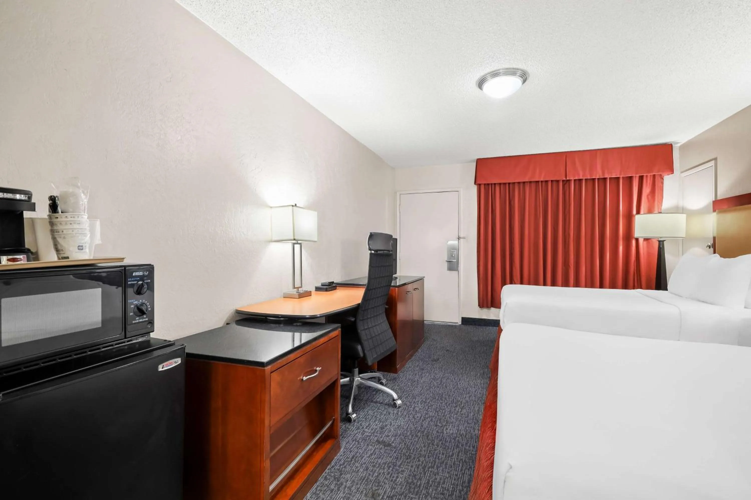 Bedroom in SureStay Hotel by Best Western Blythe